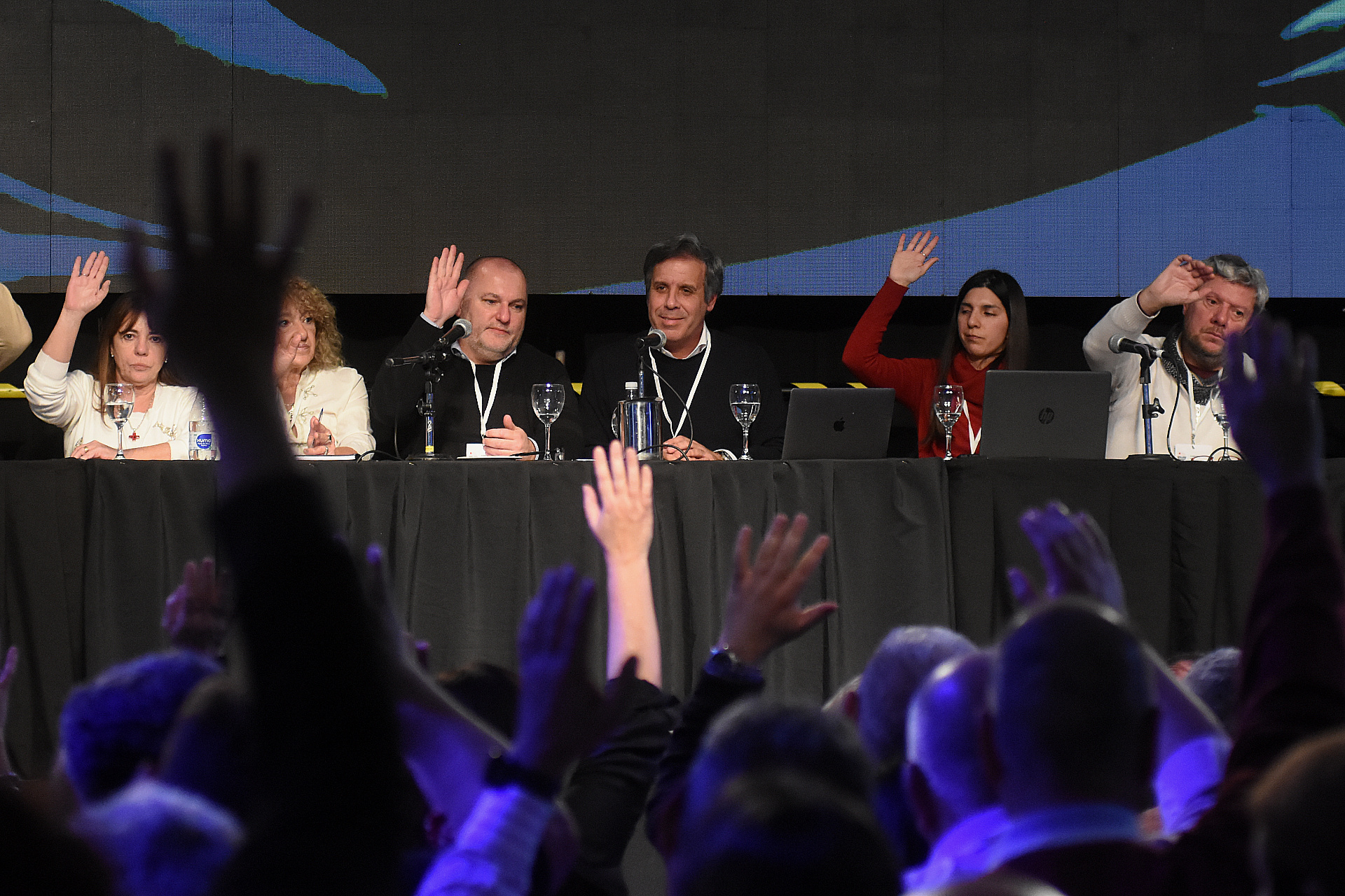 La mesa de la Convención Nacional con el presidente Gastón Manes a la cabeza