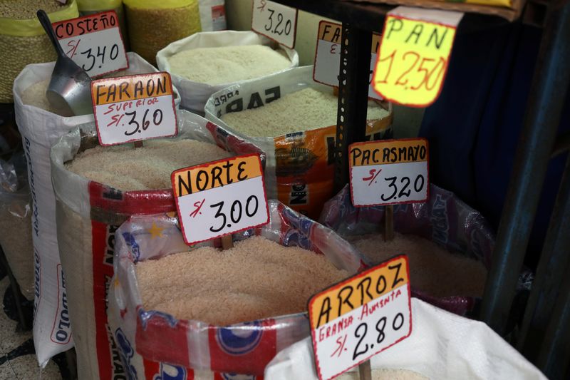 IMAGEN DE ARCHIVO. Arroz y abarrotes se exhiben para la venta en un stand en el mercado Surco en Lima, Perú, 31 de agosto de 2018. REUTERS / Mariana Bazo