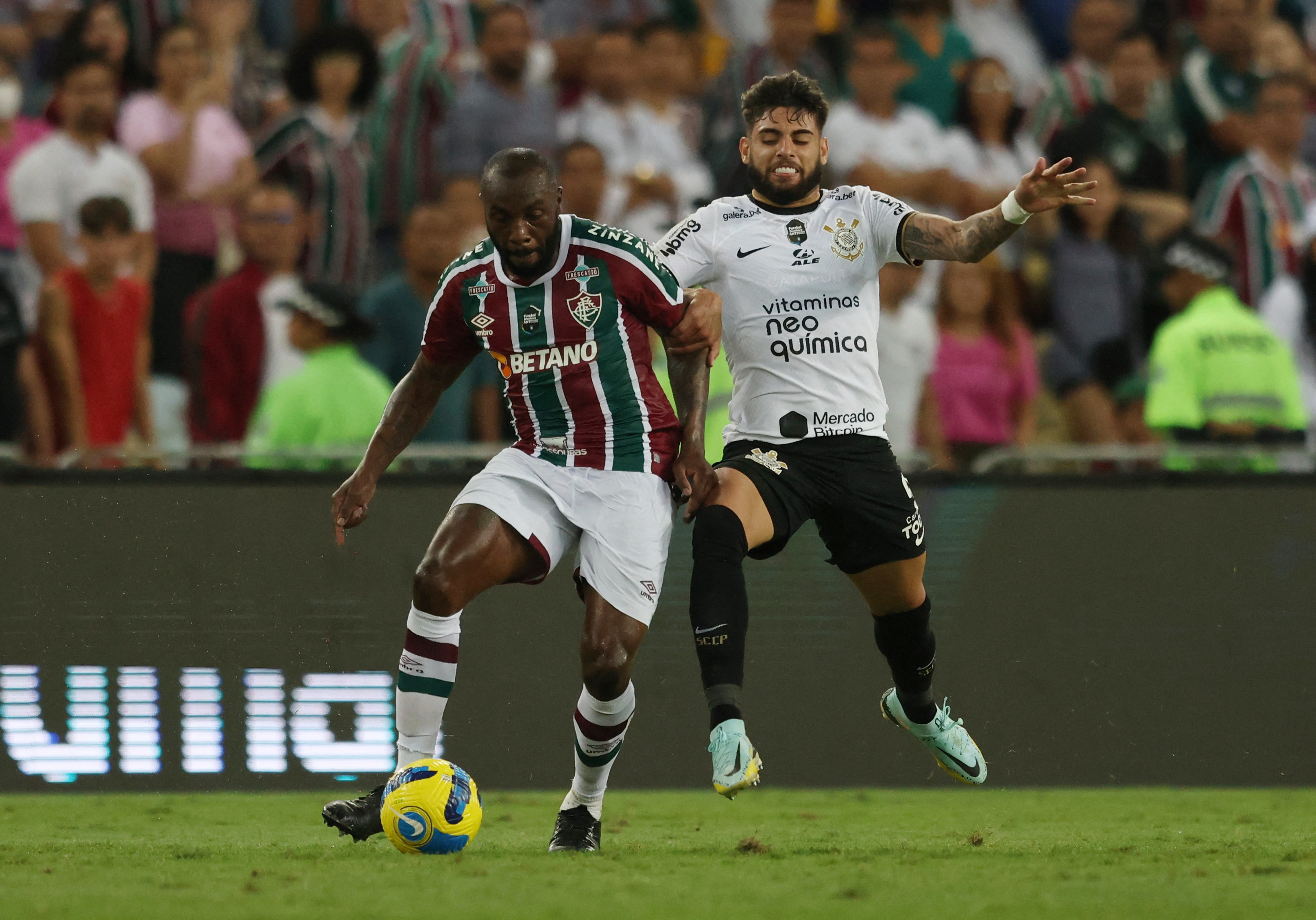 El defensor del Fluminense, Manoel, en acción con Yuri Alberto. En el encuentro ante River Plate estuvo en el banco y no ingresó (REUTERS/Sergio Moraes de Corintios)