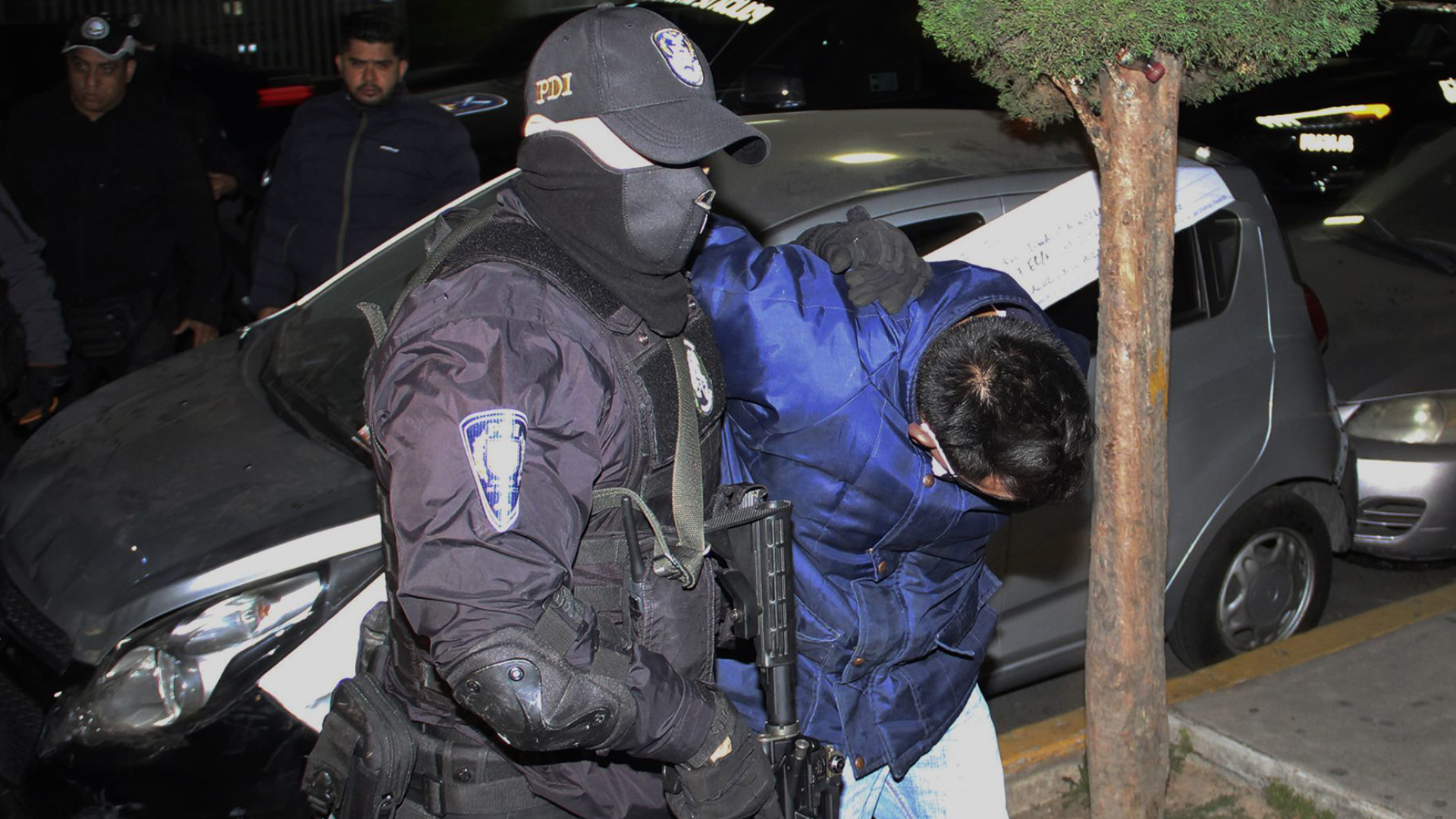 Los elementos arrestaron a un hombre que posiblemente participó en el traslado de los restos humanos de los dos adolescentes de origen mazahua asesinados el pasado 27 de octubre en la Ciudad de México (Foto: Cuartoscuro)

