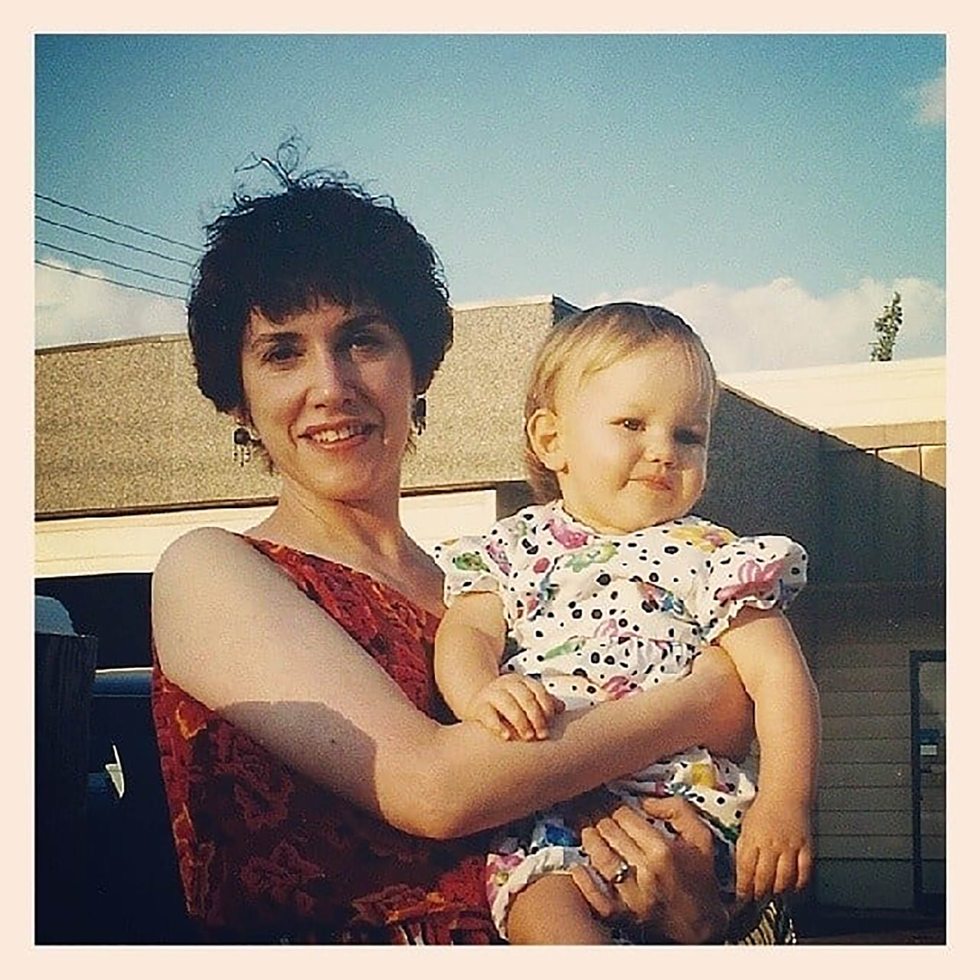 Victoria Pedretti con su mamá (Foto: Instagram)