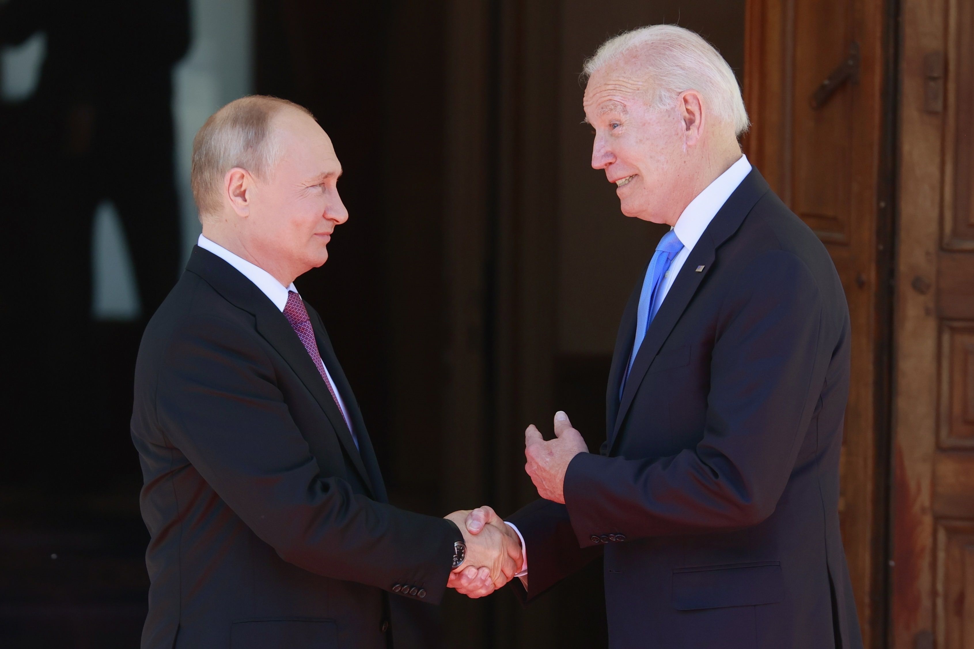 El presidente de Estados Unidos, Joe Biden, a la derecha, y el presidente de Rusia, Vladimir Putin, a la izquierda, se dan la mano a su llegada a la cumbre entre Estados Unidos y Rusia en Villa La Grange, en Ginebra, Suiza, el 16 de junio (Foto: EFE)