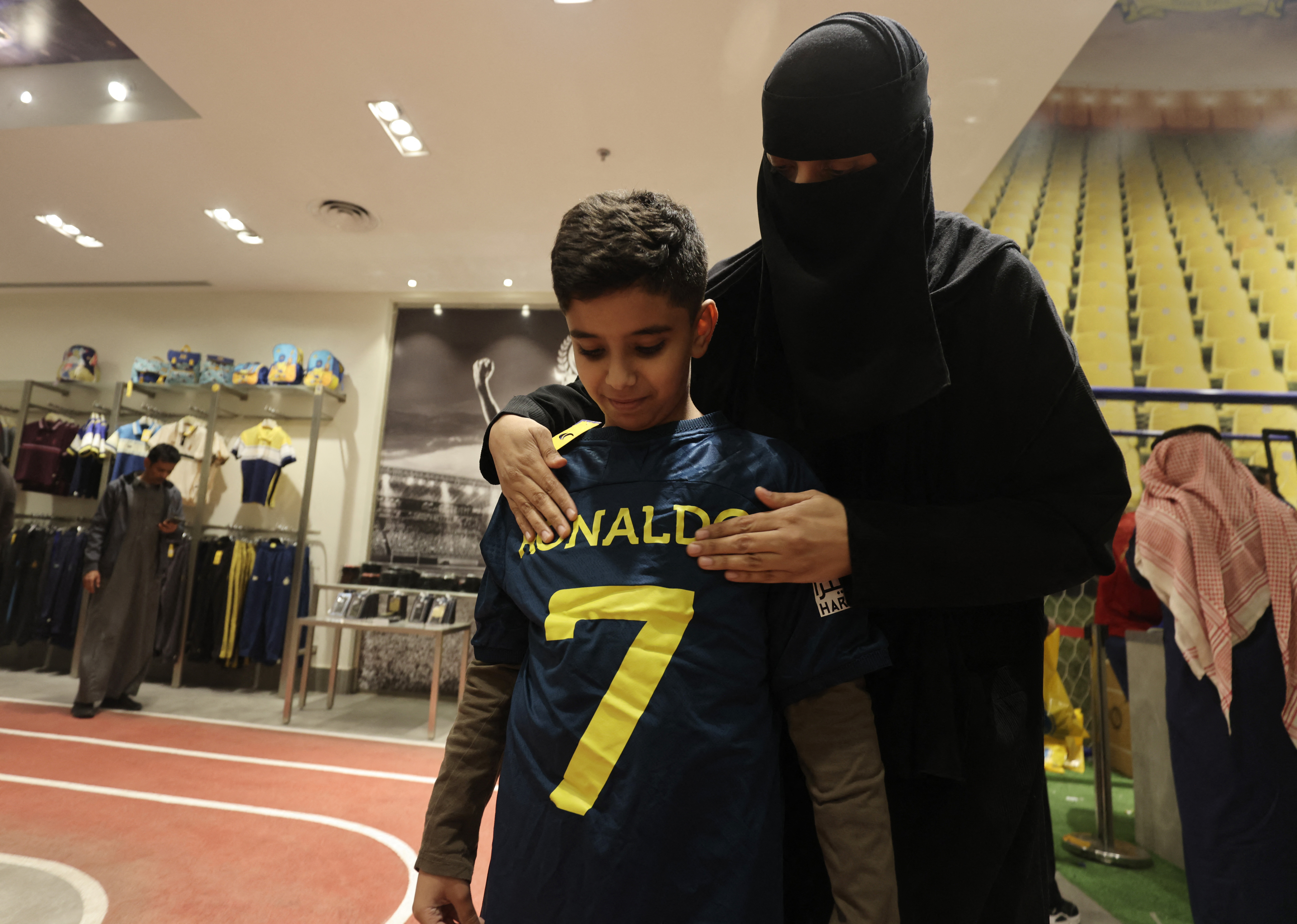 Los negocios de Al Nassr se vieron invadidos por niños árabes que querían comprar la remera de Rolando REUTERS/Ahmed Yosri