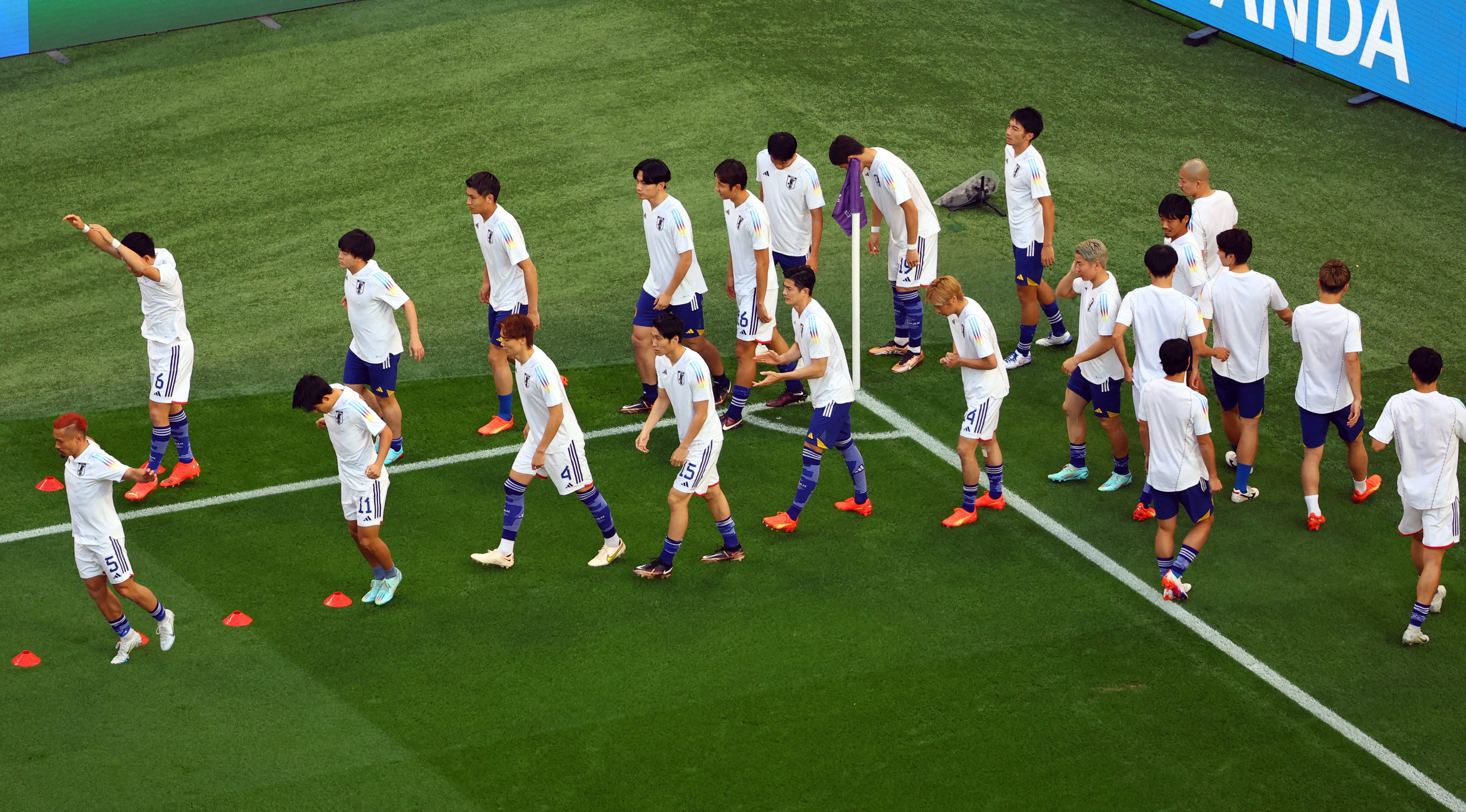 Los jugadores de Japón hacen los movimientos de calentamiento en el césped del Khalifa International Stadium (REUTERS/Fabrizio Bensch)