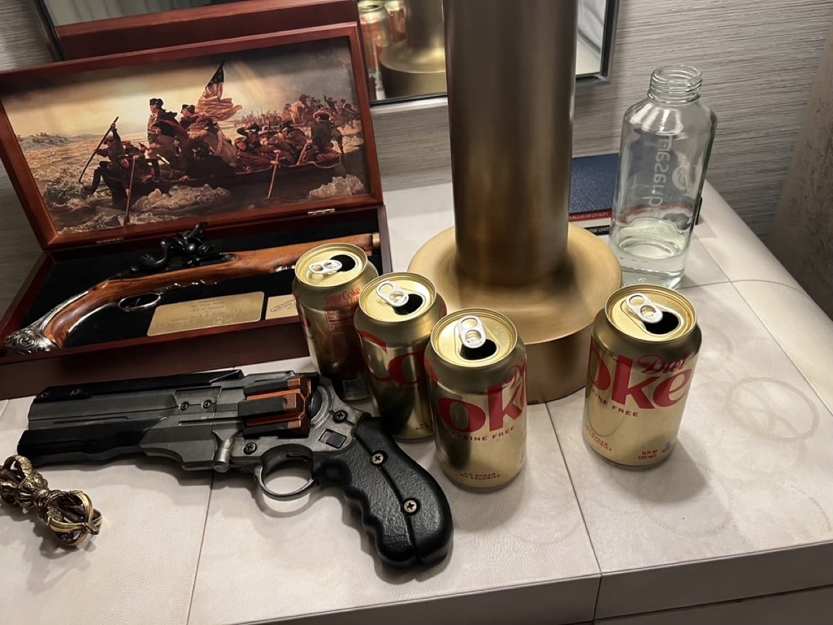La imagen que subió Elon Musk a Twitter donde pueden verse dos armas de fuego y varias latas de Diet Coke (Elon Musk) 