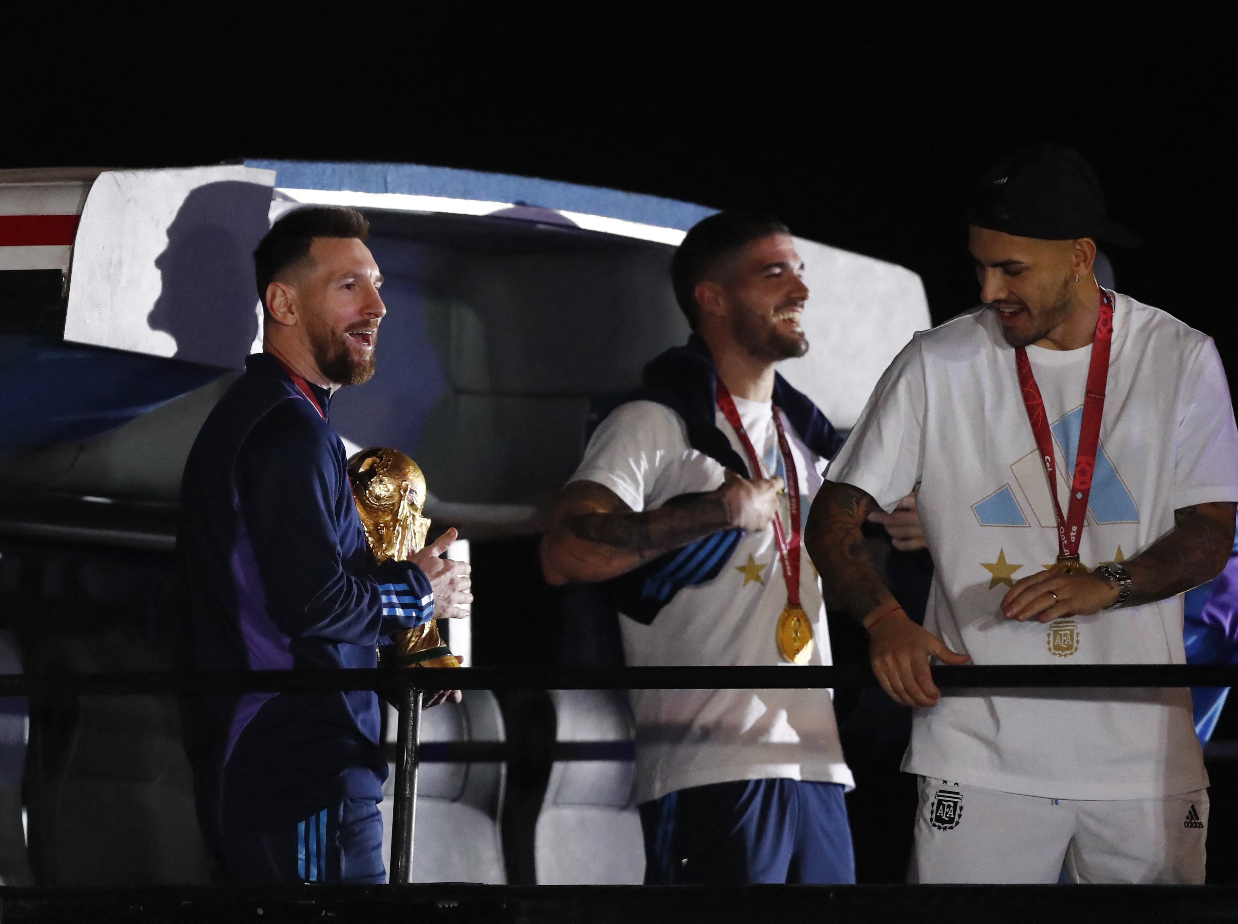 Messi, De Paul y Paredes bajan del avión con la Copa del Mundial 