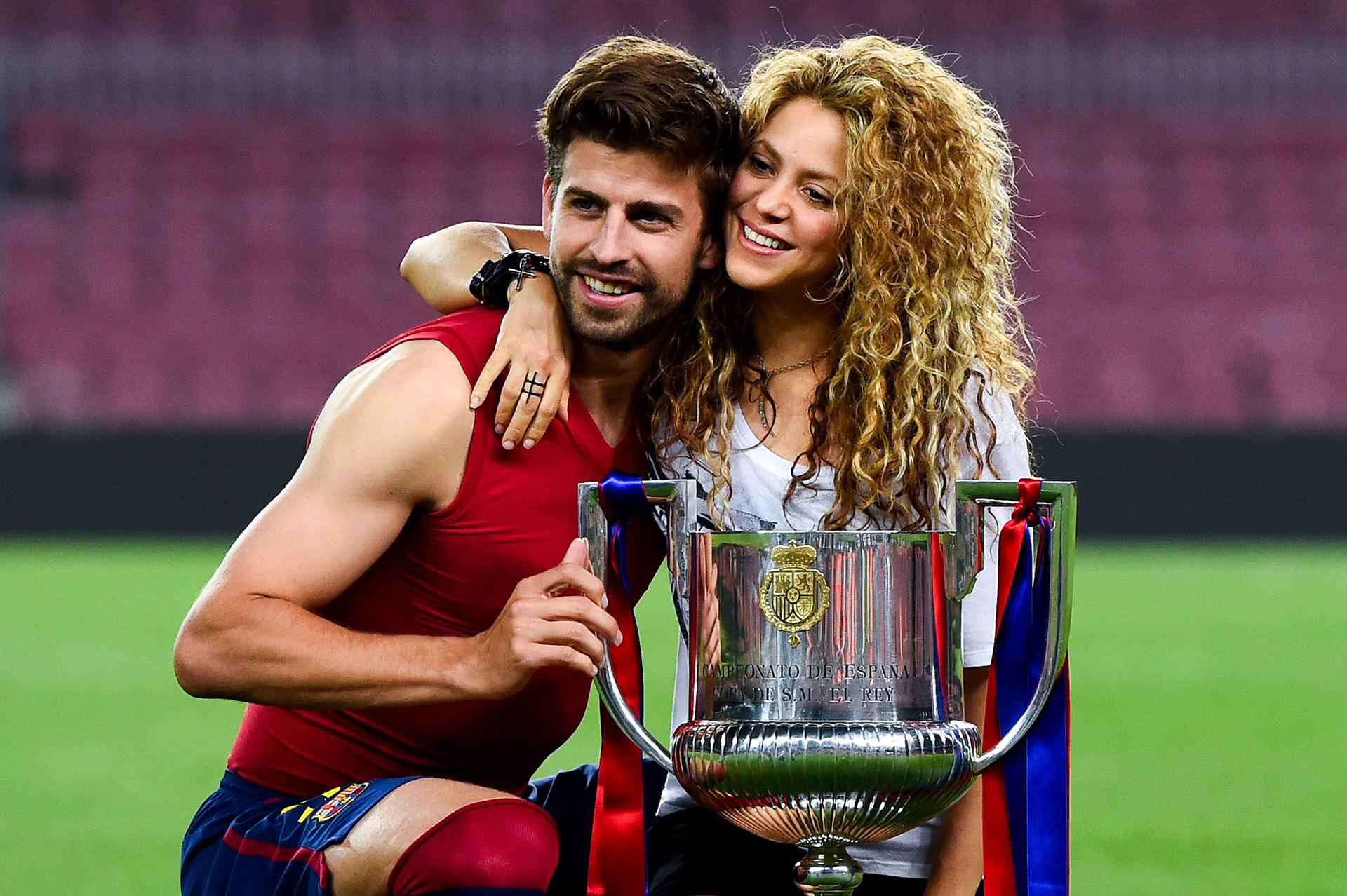 Gerard Pique y Shakira posando con un trofeo ganado por el futbolista en Barcelona (Getty Images)