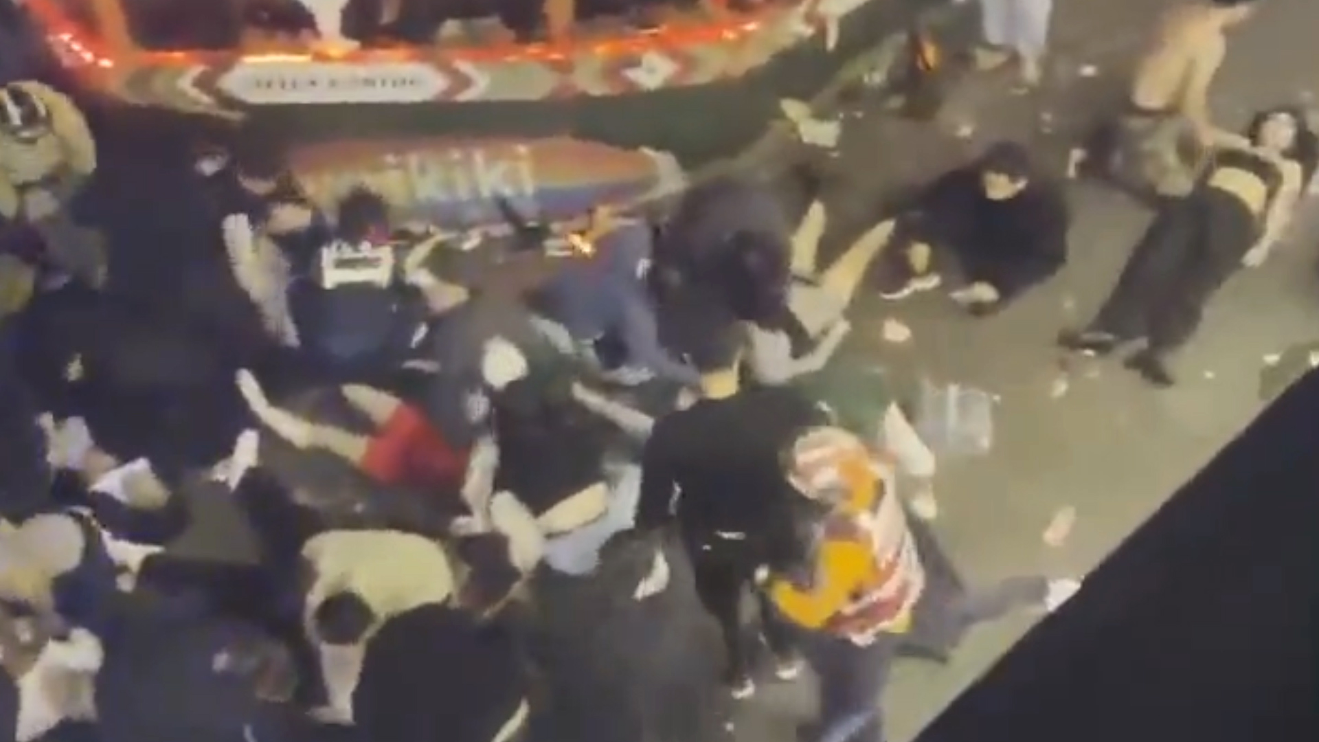 Personas tiradas en las calles luego de la estampida en Seul