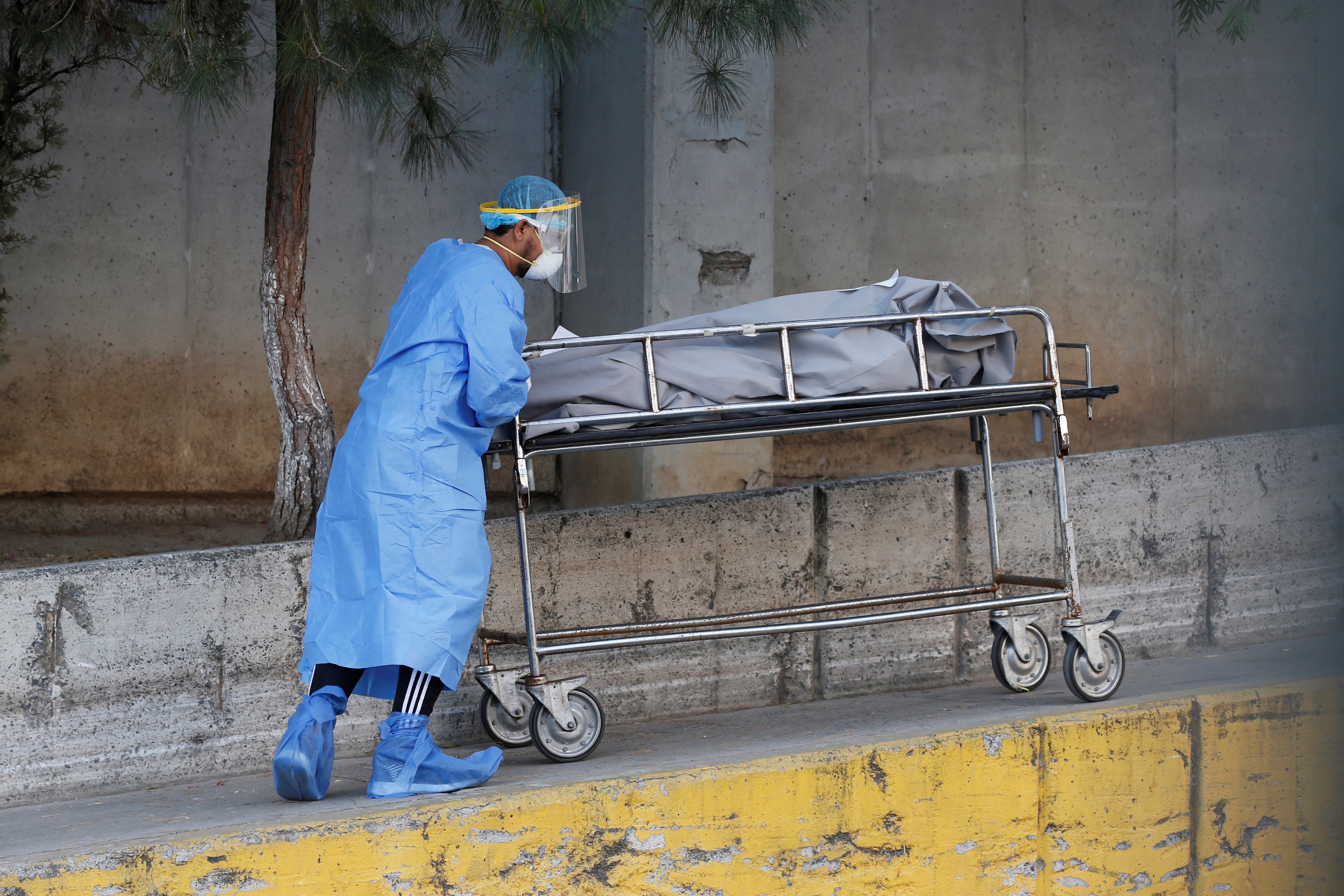 La mutación E484K fue descubierta por primera vez en Brasil a principios de 2021, y desde entonces, preocupa por su aparente resistencia a los anticuerpos que se generan tras la aplicación de la vacuna o al superar una infección. Hace unos días, se detectó en México, pero los investigadores creen que podría tratarse de una variante local (Foto: EFE/ Francisco Guasco)