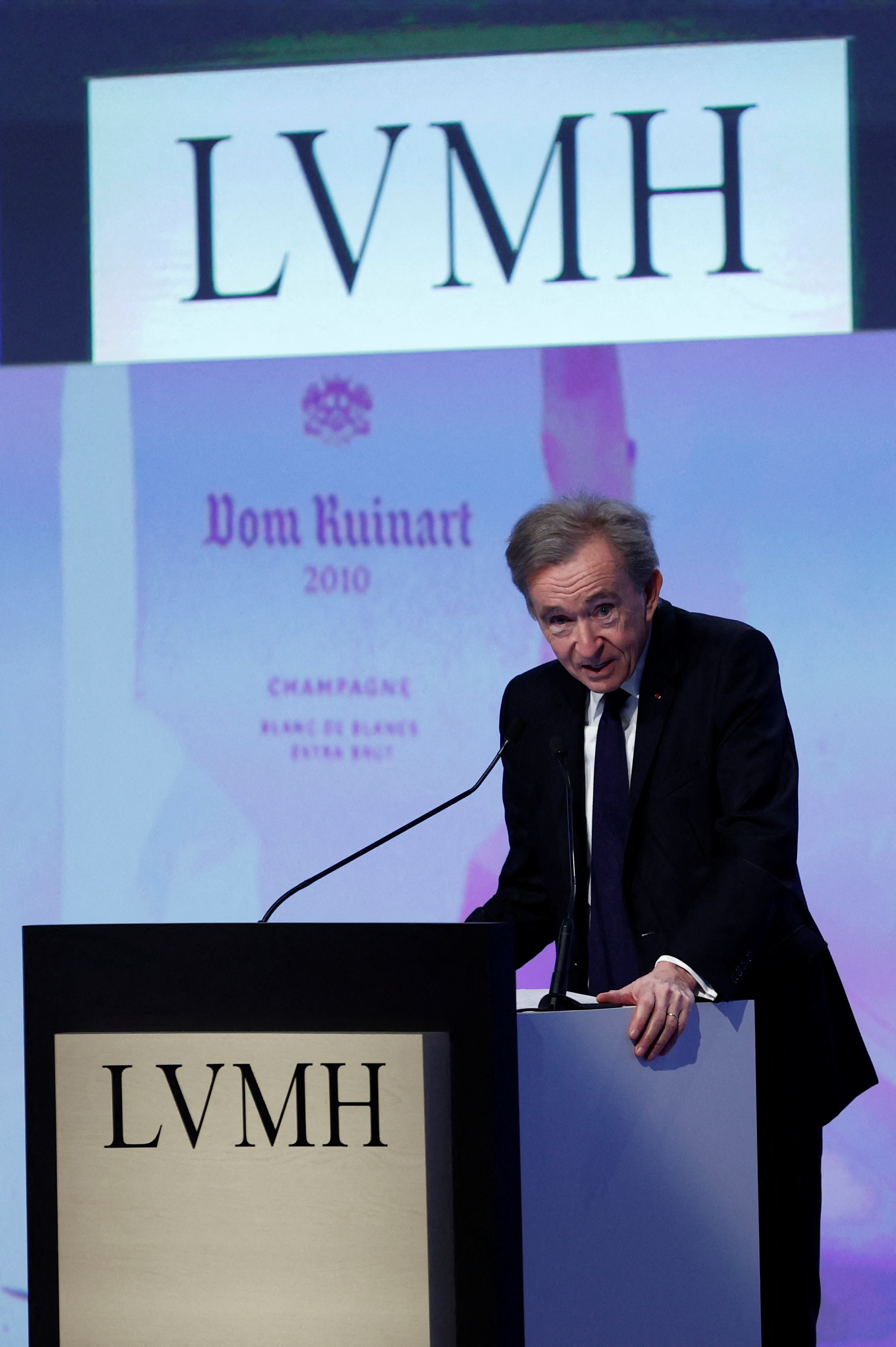 Arnault habla durante una reunión de accionistas de LVMH (REUTERS/Gonzalo Fuentes/Archivo)