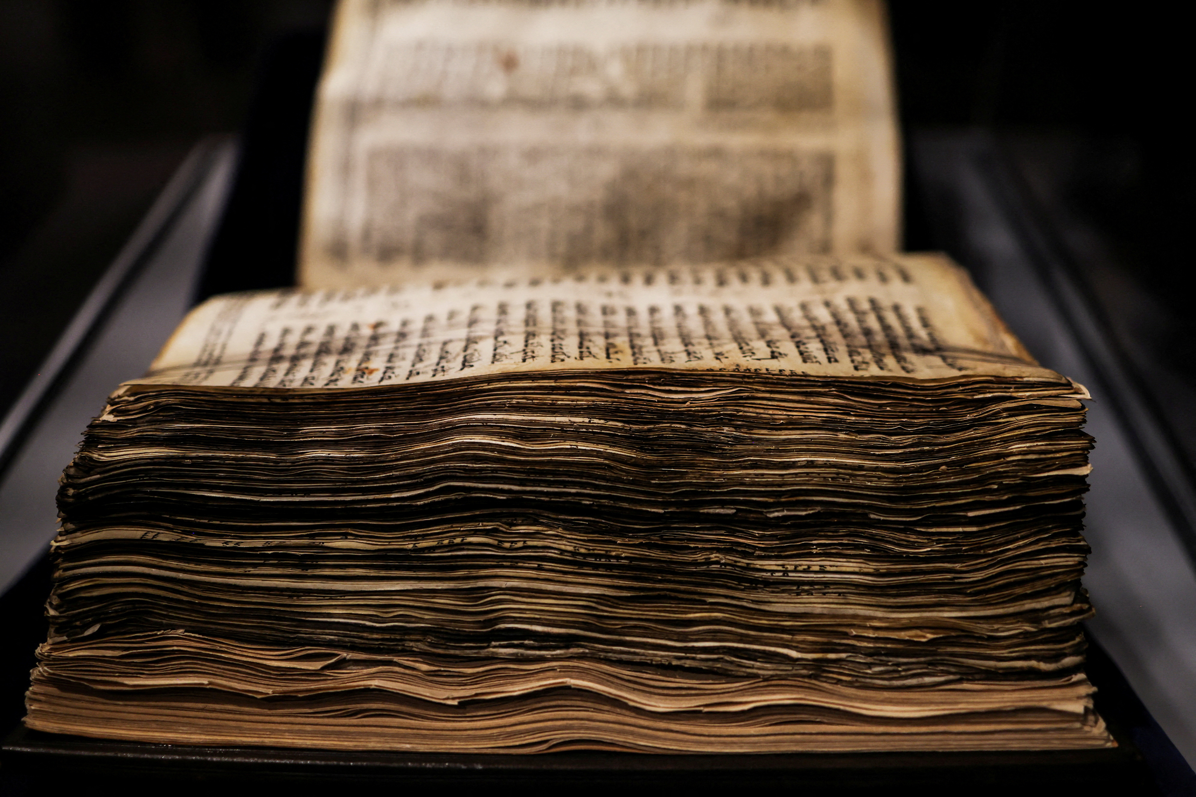 La biblia hebraica más completa y antigua, a subasta en Sotheby's a partir  de 30 millones