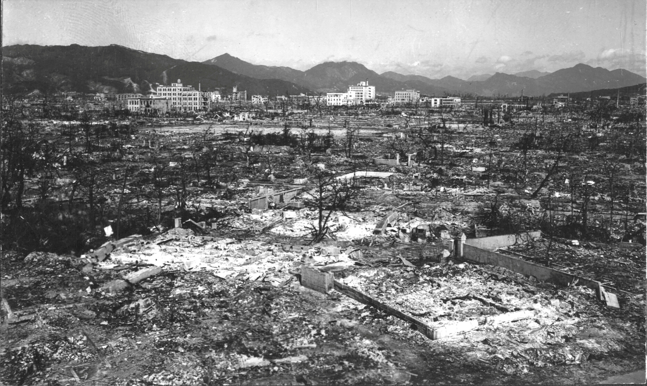 De los noventa mil edificios de Hiroshima, la bomba dejó en pie sólo a veintiocho mil, muchos de ellos dañados porque el estallido, que se escuchó a sesenta kilómetros, rompió vidrios y cristales en dieciséis kilómetros a la redonda. En total, el sesenta y nueve por ciento de los edificios de Hiroshima fue destruido o deñado (REUTERS)