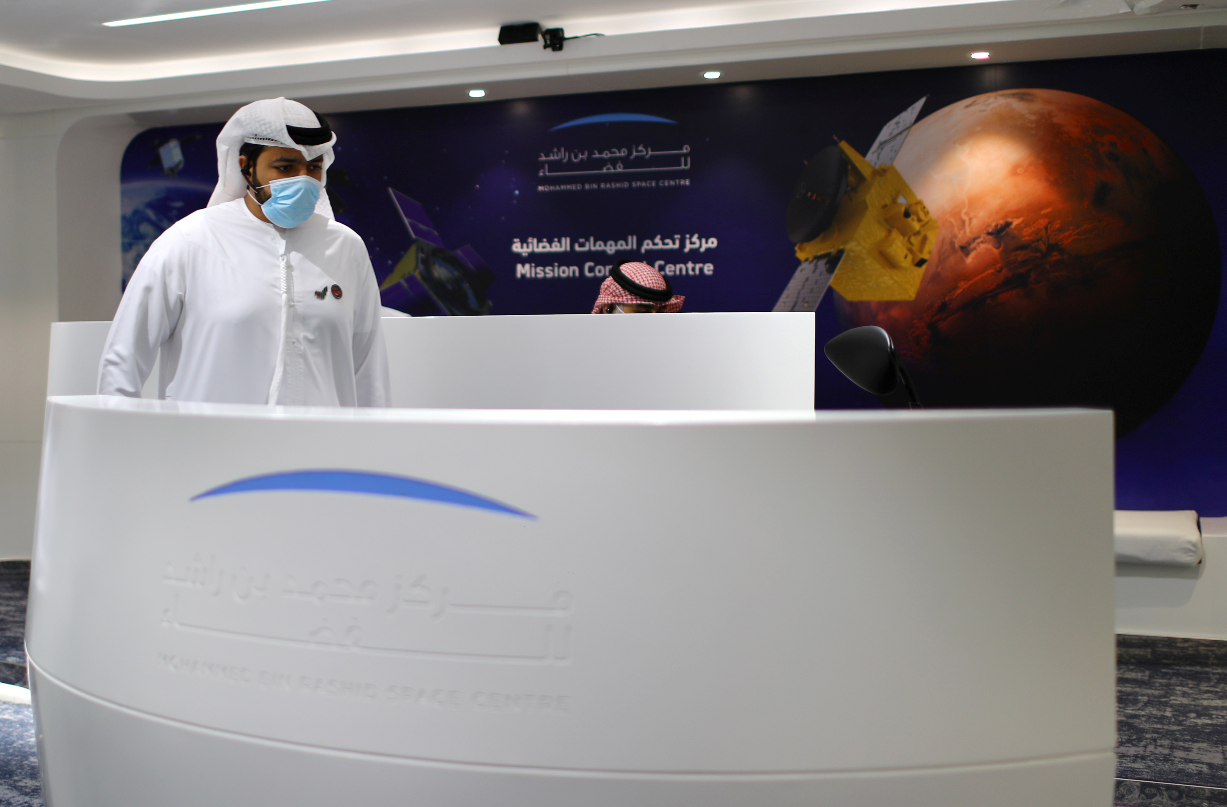 Personal técnico trabaja en el Centro Espacial Mohammed bin Rashid Space en Dubai (REUTERS/Ahmed Jadallah)
