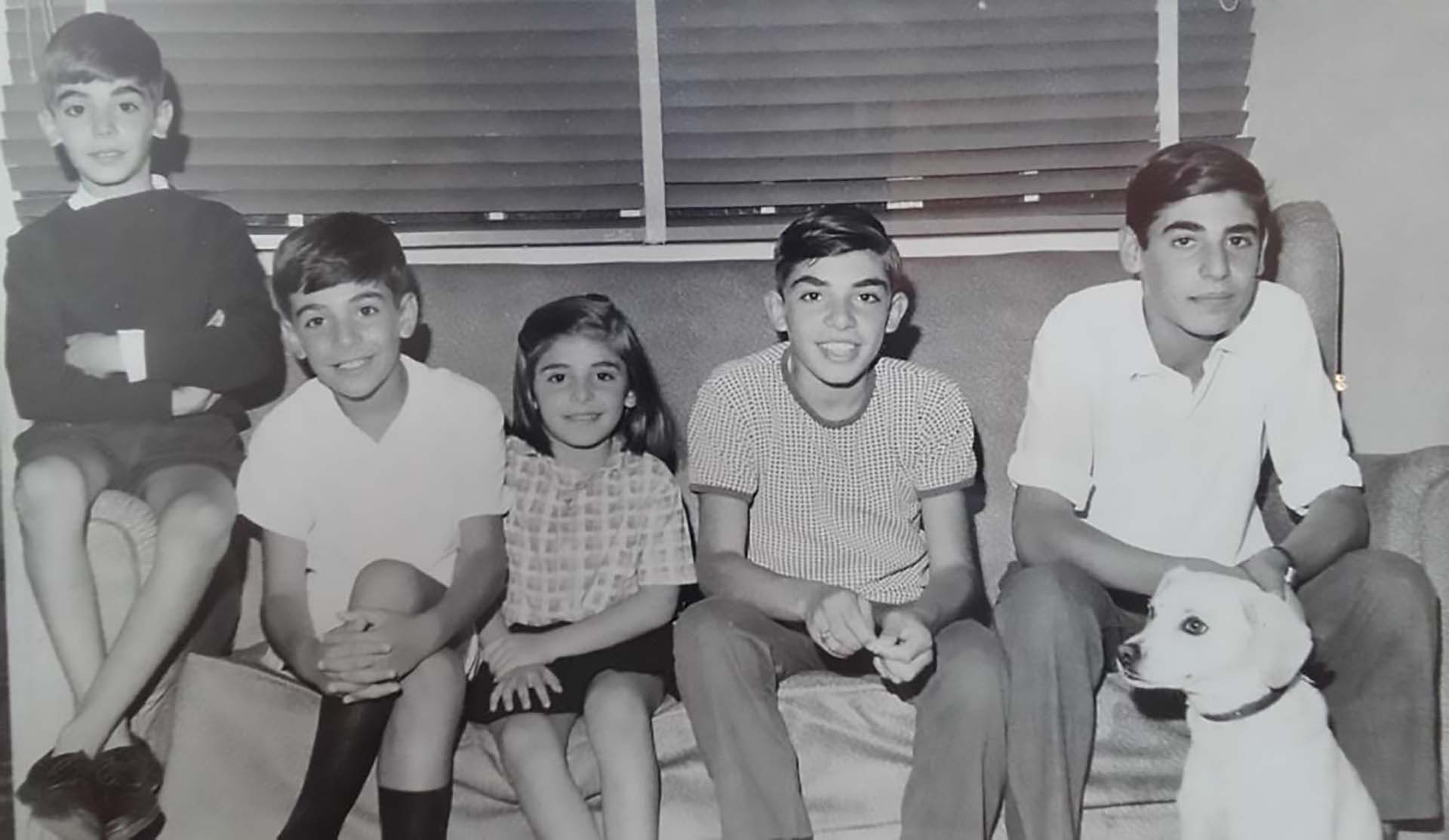 Mauricio Dayub junto a sus hermanos, Miguel Angel, Gerardo, Raúl y Laura, en el living de su casa