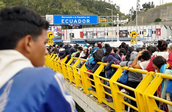 Venezolanos hacen fila para cruzar a Ecuador desde Colombia, en el Puente Internacional Rumichaca en Tulcán, Ecuador. REUTERS/Daniel Tapia