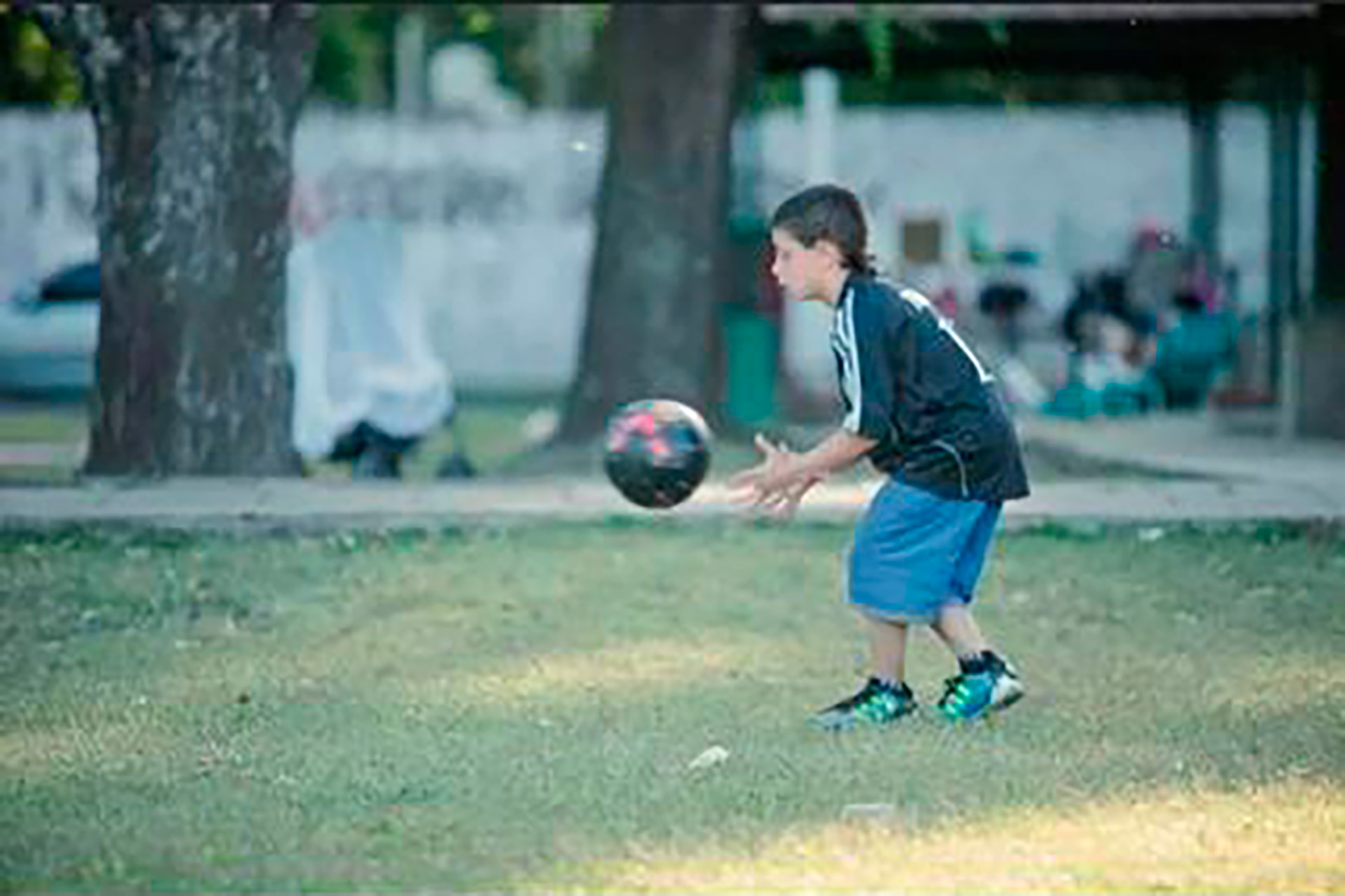 Pocho, jugando en la plaza, donde los ocasionales espectadores se acercaban a felicitar a su mamá por su destreza con la pelota