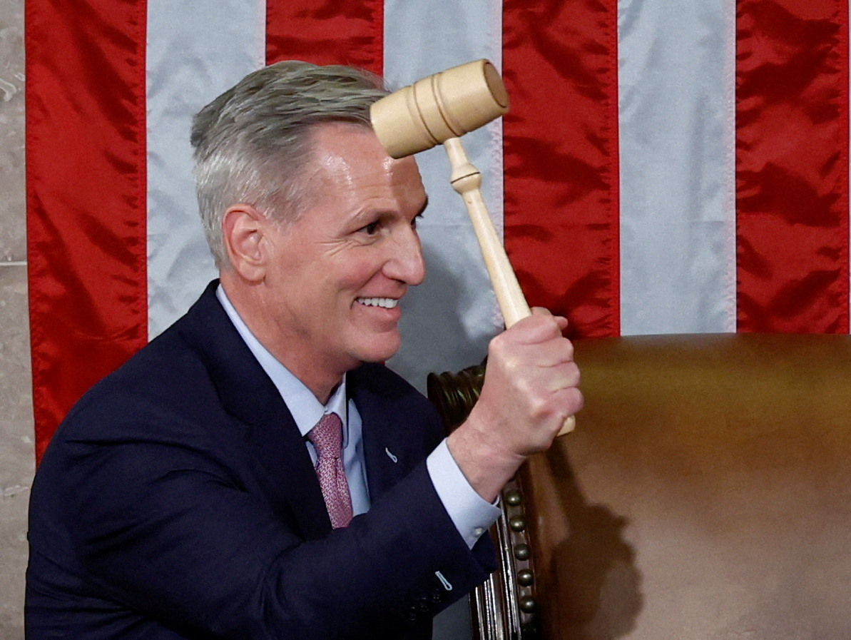 El líder republicano de la Cámara de Representantes de Estados Unidos, Kevin McCarthy (R-CA), empuña el mazo de la presidencia tras ser elegido próximo presidente de la Cámara de Representantes de Estados Unidos en la decimoquinta ronda de votaciones, celebrada a última hora de la noche del cuarto día del 118º Congreso, en el Capitolio de Estados Unidos, en Washington, Estados Unidos, 7 de enero de 2023. REUTERS/Evelyn Hockstein