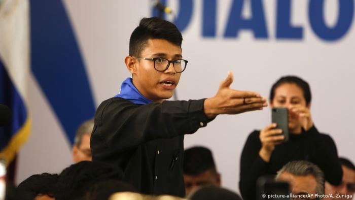 Lesther Alemán, de 20 años entonces, cuando increpa a Daniel Ortega en el discurso que le cambiaría la vida. (Foto AP)