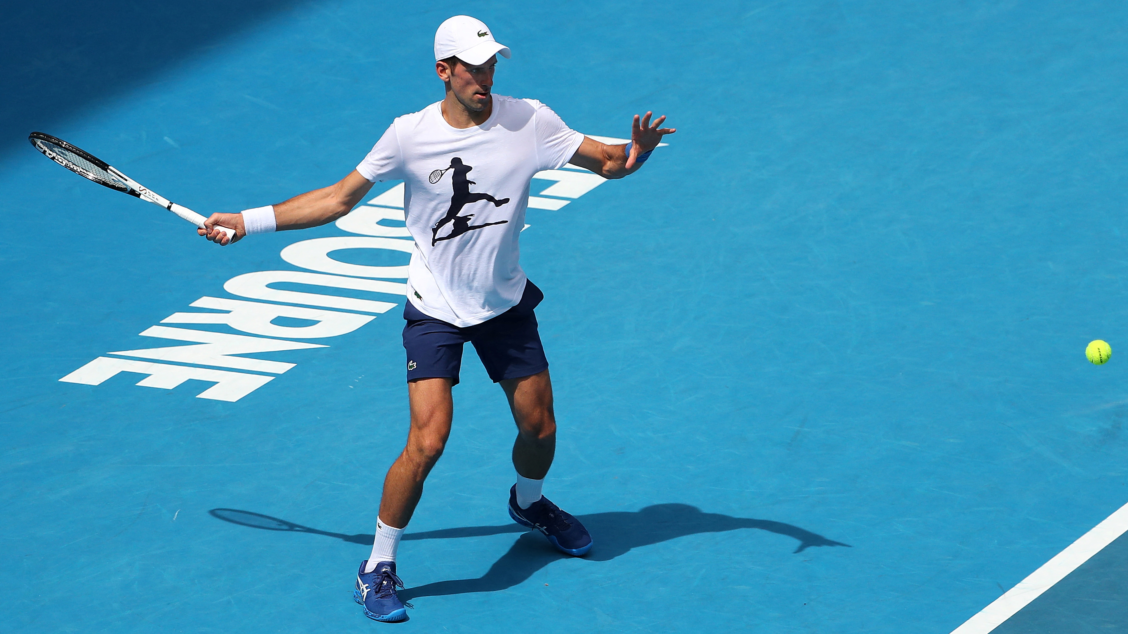 Novak Djokovic se prepara para defender la corona de campeón en el Abierto de Australia (Reuters)