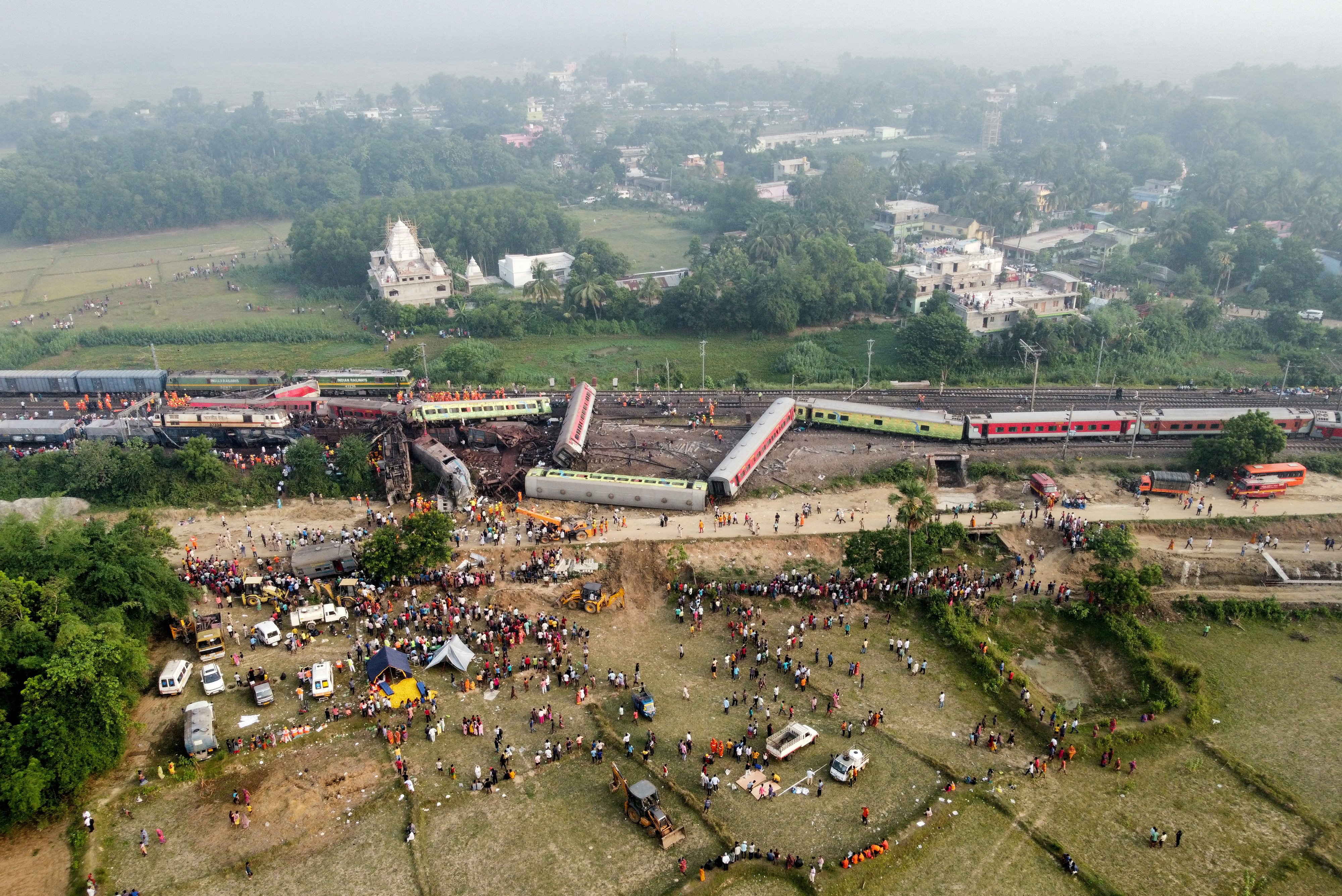 El gobernante Congreso Trinamool en Bengala Occidental exigió la renuncia del ministro de Ferrocarriles, Ashwini Vaishnaw, quien anunció que se abrió una investigación para determinar las causas del accidente. (REUTERS)