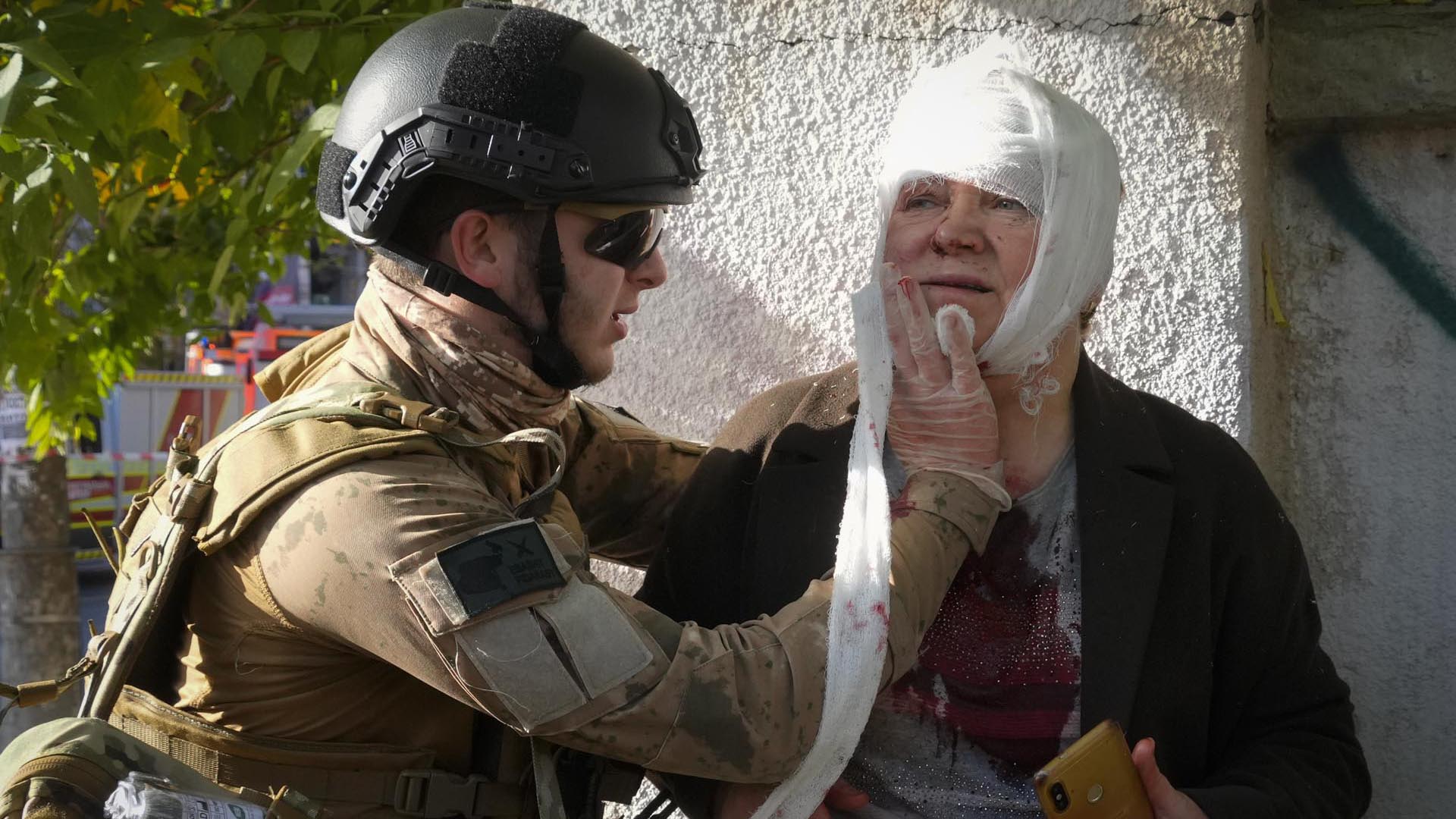 Una mujer herida recibe tratamiento médico en el lugar del bombardeo ruso. El alcalde de Kiev, Vitali Klitschko, informó de explosiones en el distrito de Shevchenko de la ciudad, una gran área en el centro de Kiev que incluye el casco histórico y varias oficinas gubernamentales.