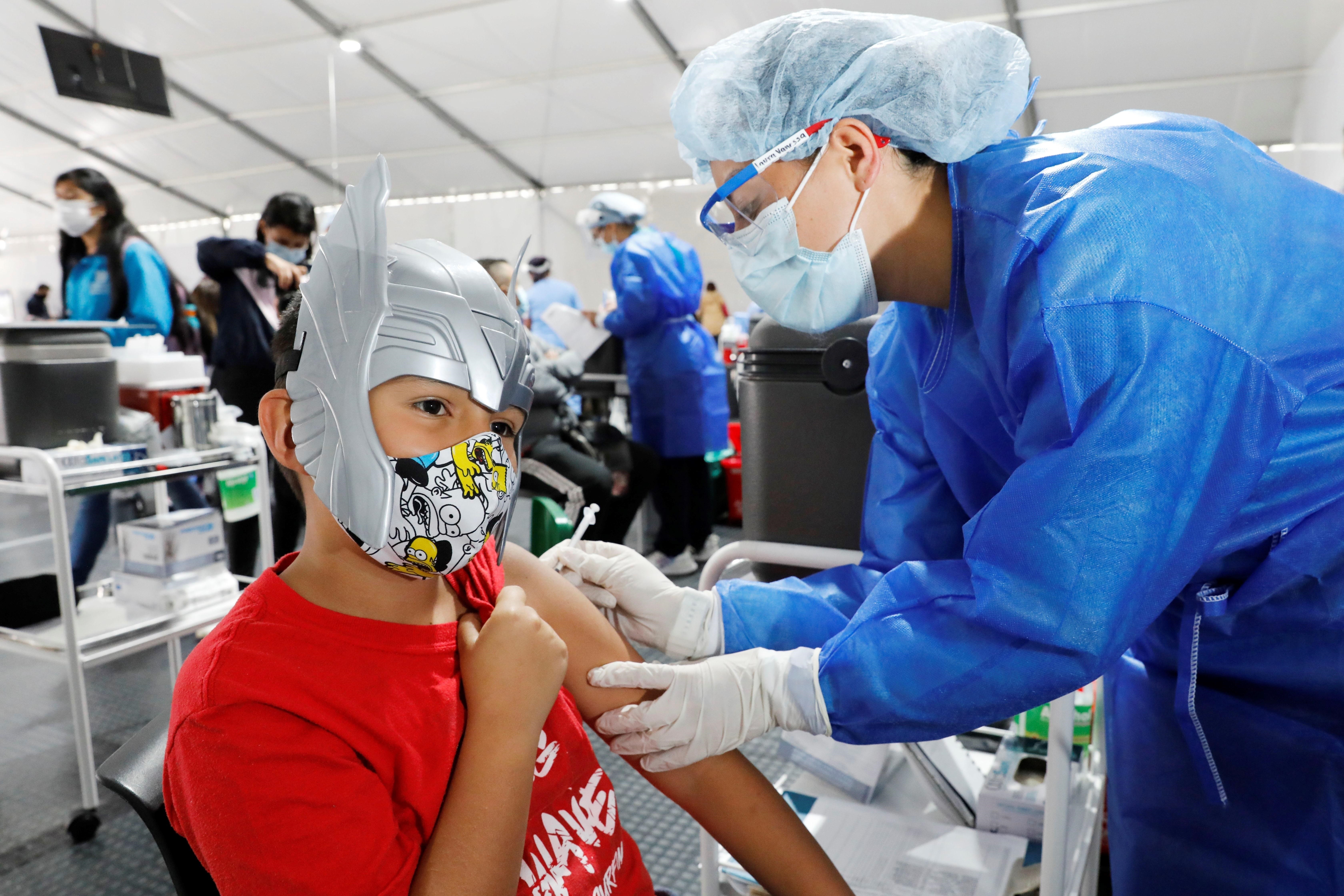 Un menor recibe la primera dosis de la vacuna de Sinovac contra la Covid-19 hoy, en Bogotá (Colombia). EFE/ Carlos Ortega
