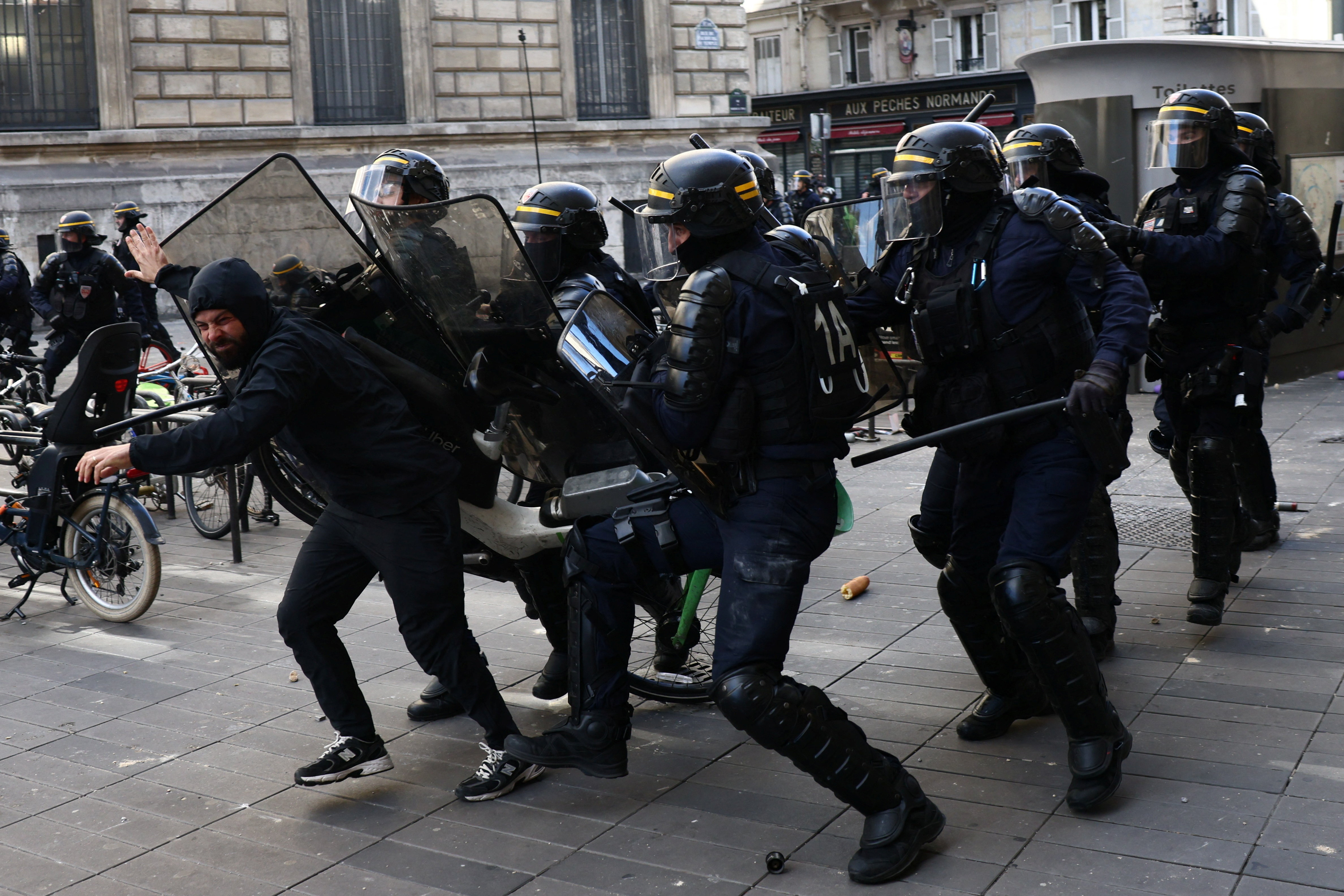 El gobierno de Francia reportó 1.800 detenidos y más de 500 policías heridos durante las violentas protestas del sábado