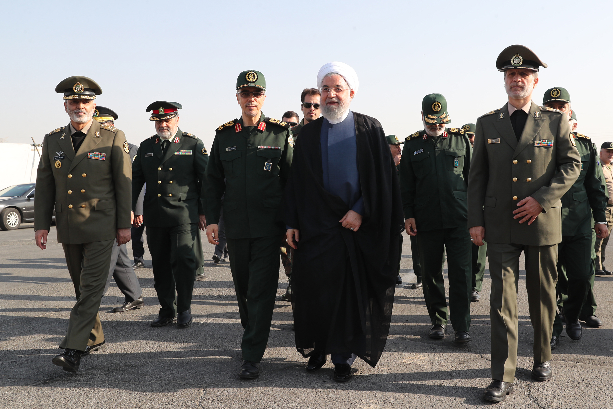 ARCHIVO FOTOGRÁFICO: el presidente iraní Hassan Rohani junto al ministro de Defensa Amir Hatami y otras autoridades militares del país persa en un acto en Teherán (Iranian Presidency / AFP)