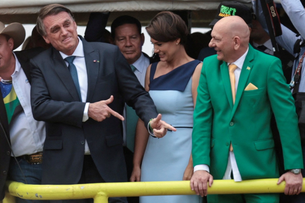 El presidente Jair Bolsonaro junto a su esposa durante los festejos por el Bicentenario que utilizó en términos de campaña (Reuters)