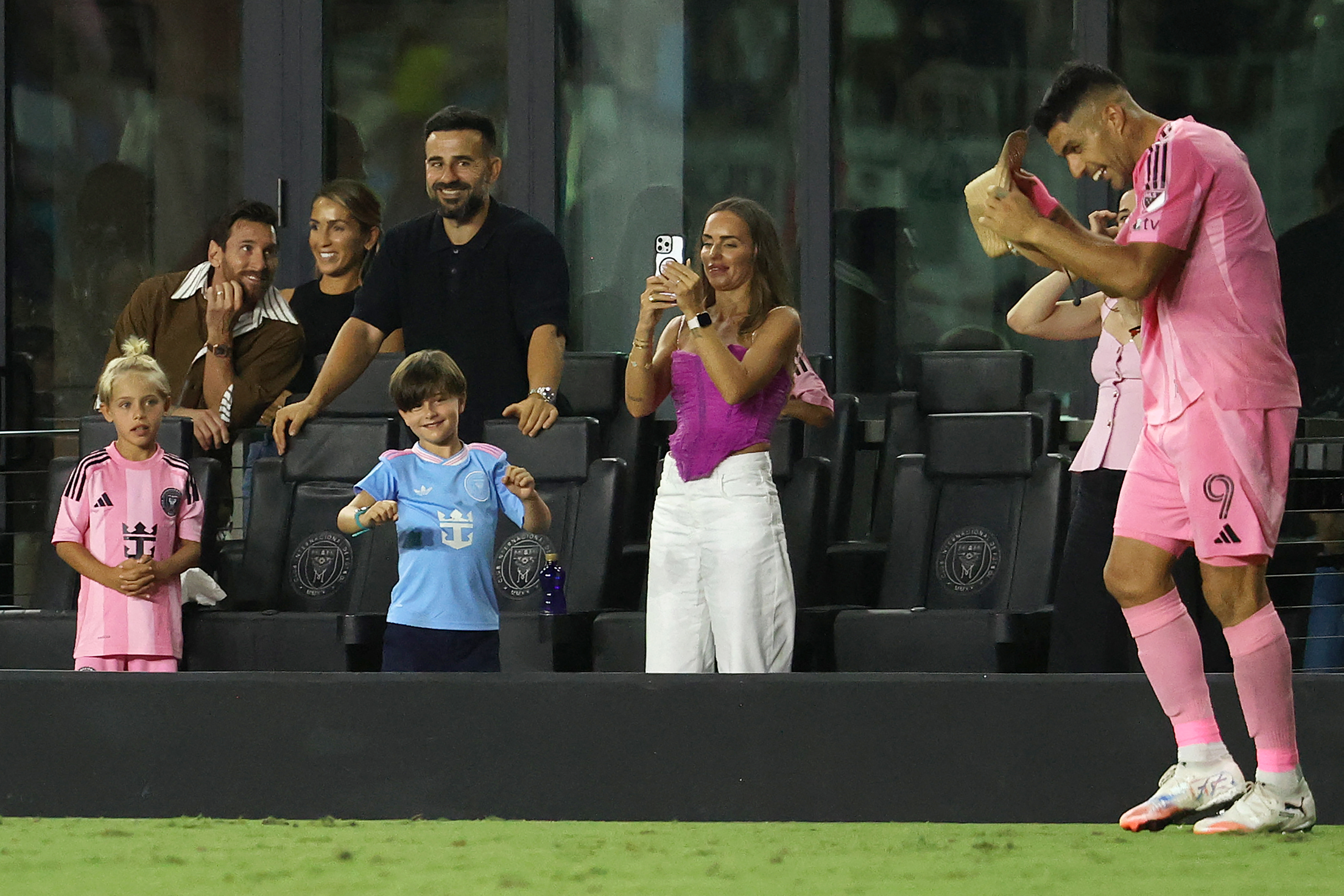 Quiso imitar al Dibu Martínez y lo sufrió de la peor manera: el gol de penal de Luis Suárez en Inter Miami y el festejo para su hija 