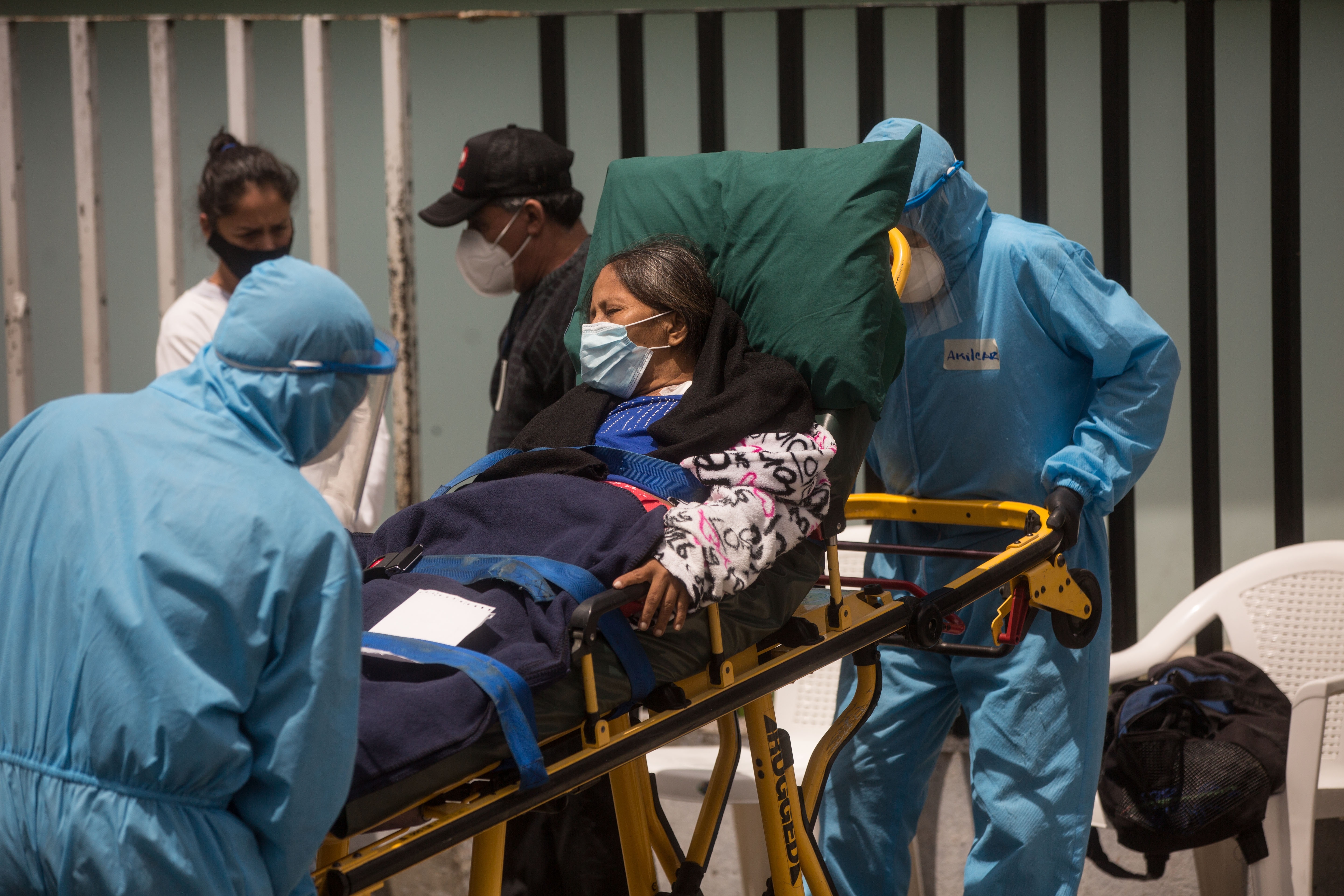 Paramédicos trasladan a una mujer con síntomas de coronavirus al hospital general San Juan de Dios en Ciudad de Guatemala. EFE/Esteban Biba/Archivo

