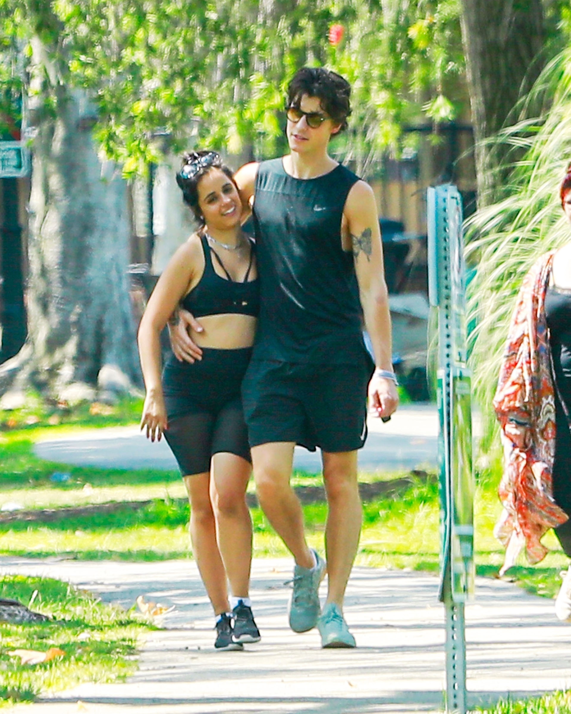 Entre el amor y el deporte. Camila Cabello y Shawn Mendes realizaron una caminata en Beverly Hills acompañados por la madre de la cantante. Ambos lucieron un conjunto deportivo negro y se los vio abrazados