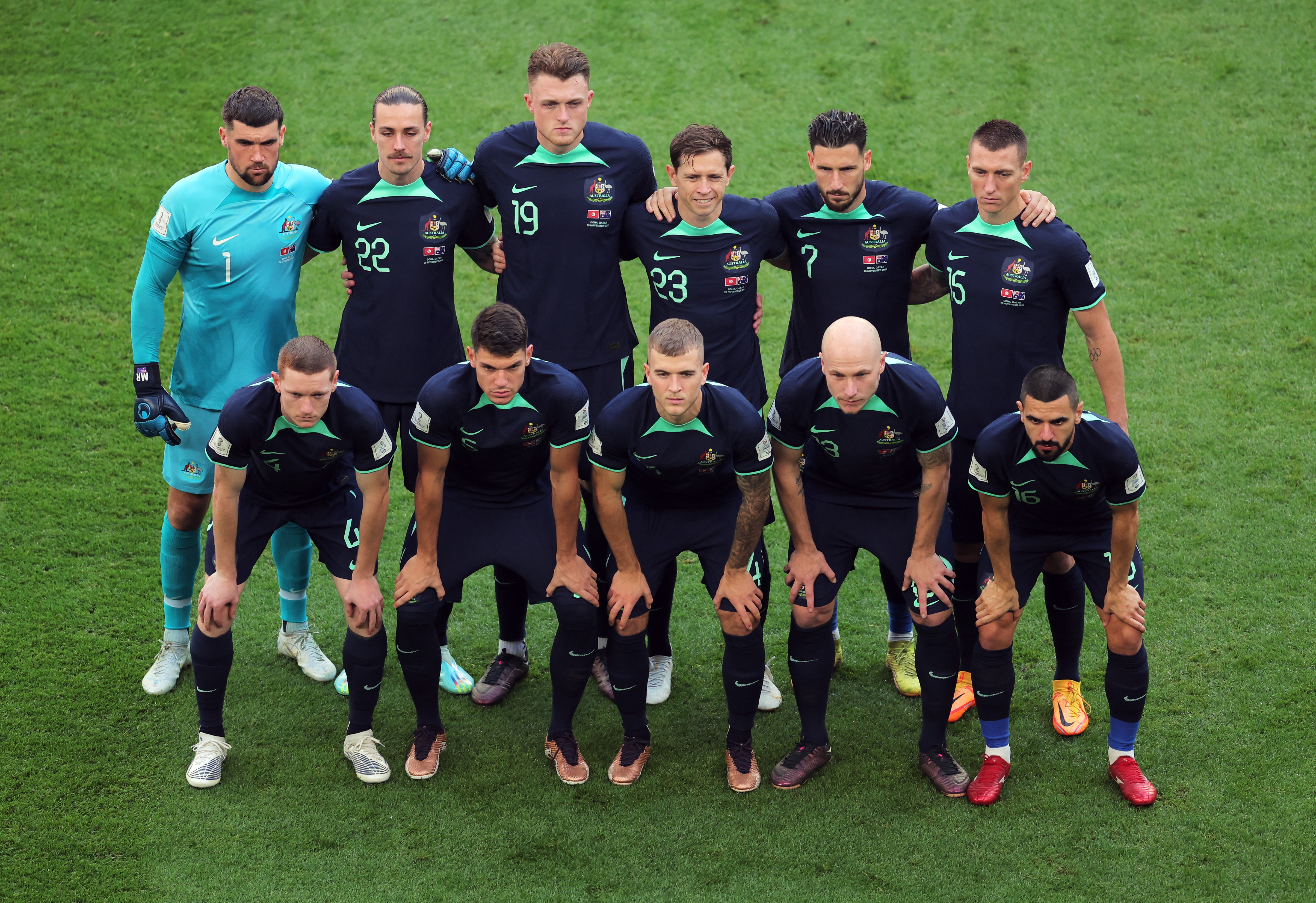 La selección de Australia luce hoy con su uniforme alterno ante Túnez. | REUTERS/Marko Djurica