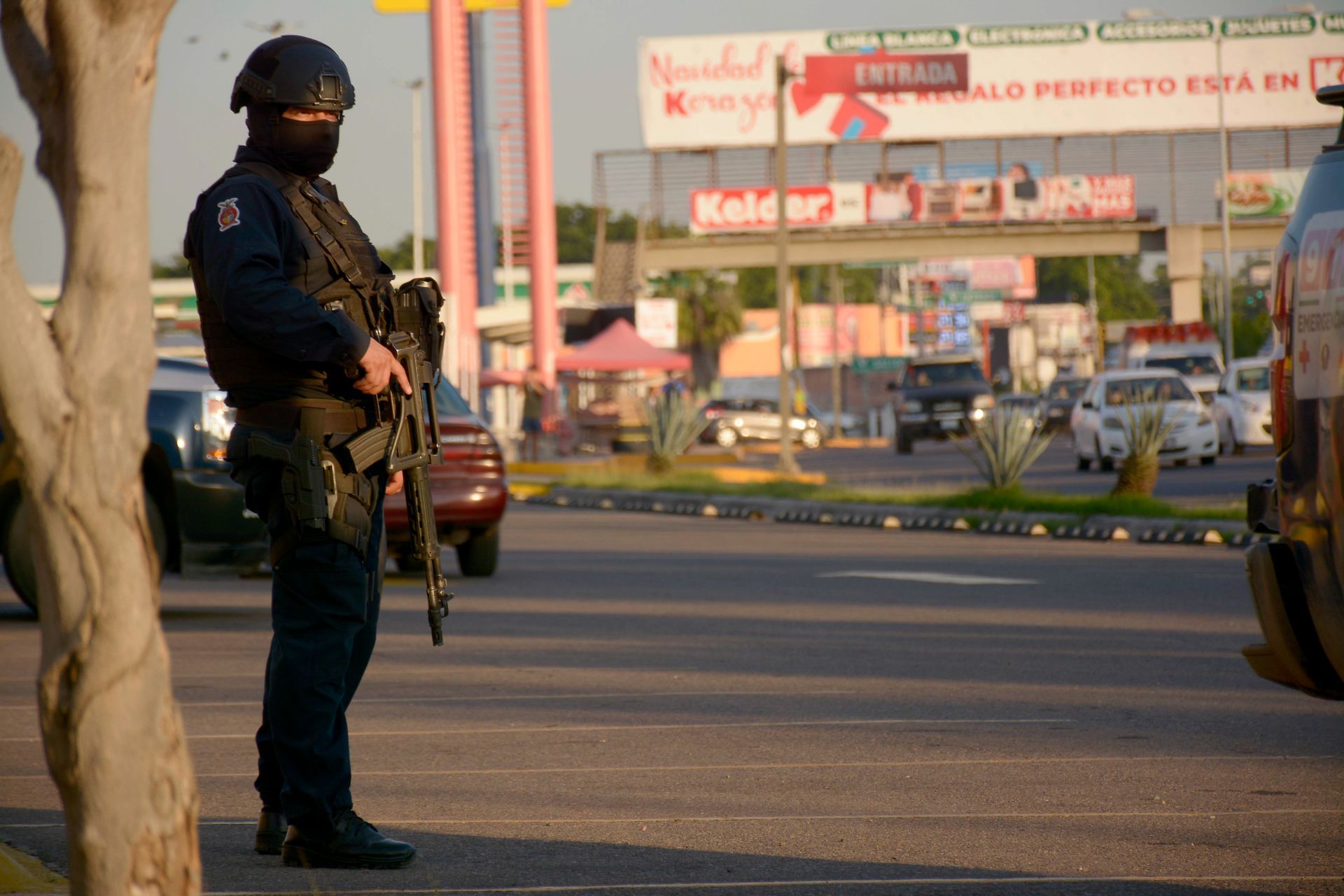 Un policía custodiando las calles de Culiacán, Sinaloa. (Cuartoscuro)