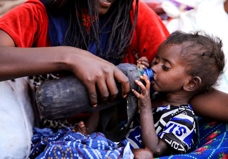 FOTO DE ARCHIVO: Un niño gravemente desnutrido bebe de una botella (REUTERS/Tiksa Negeri)
