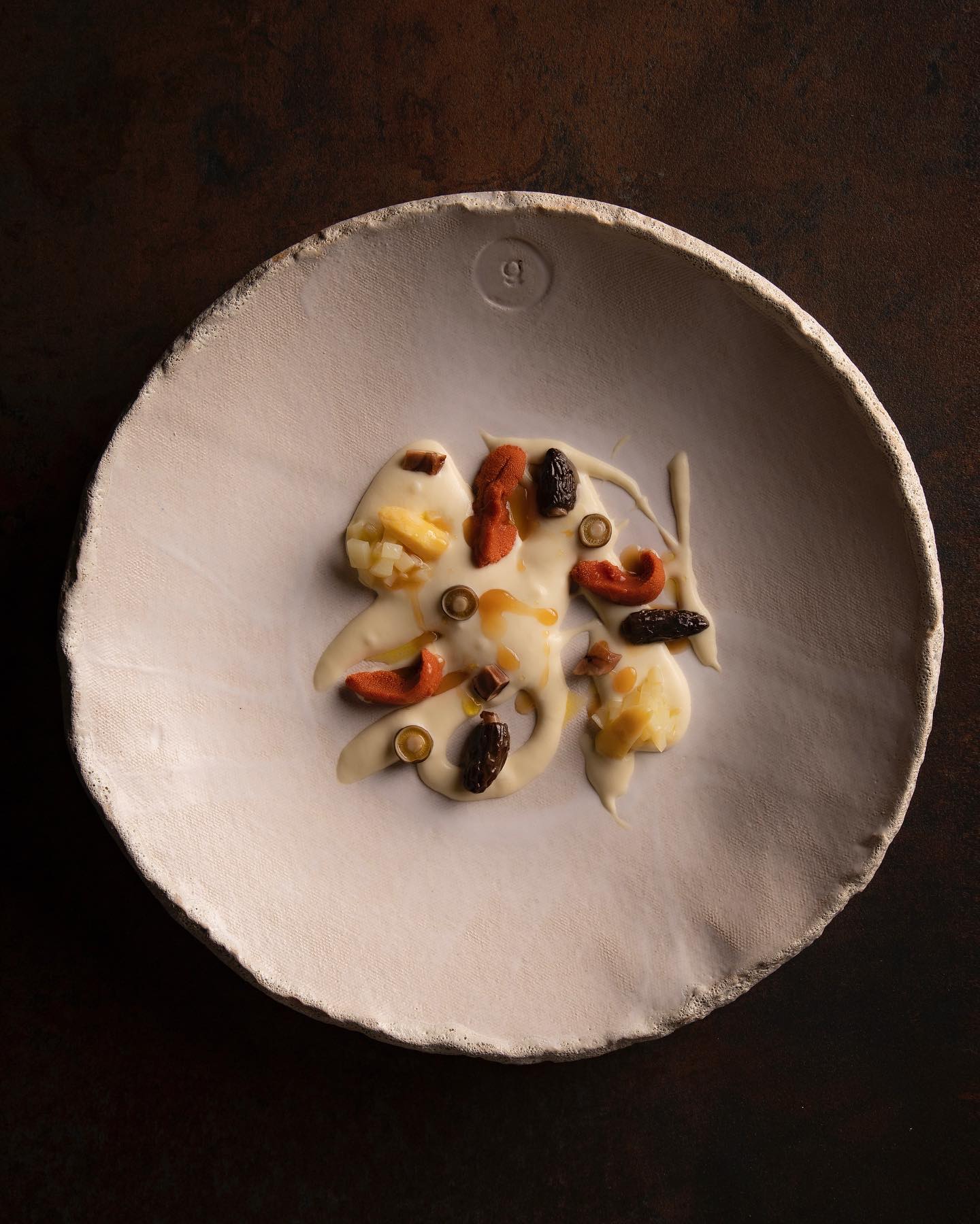 Vichyssoise de espárrago blanco de Navarra con tartar de sus yemas, sashimi de erizo y colmenillas al wok (Instagram / @ugo.chan)