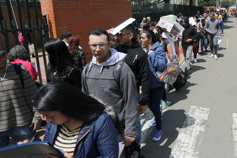 Foto de archivo. Personas hacen fila para entregar sus hojas de vida en búsqueda de una oportunidad de empleo en Bogotá, Colombia, 31 de mayo, 2019. REUTERS/Luisa González