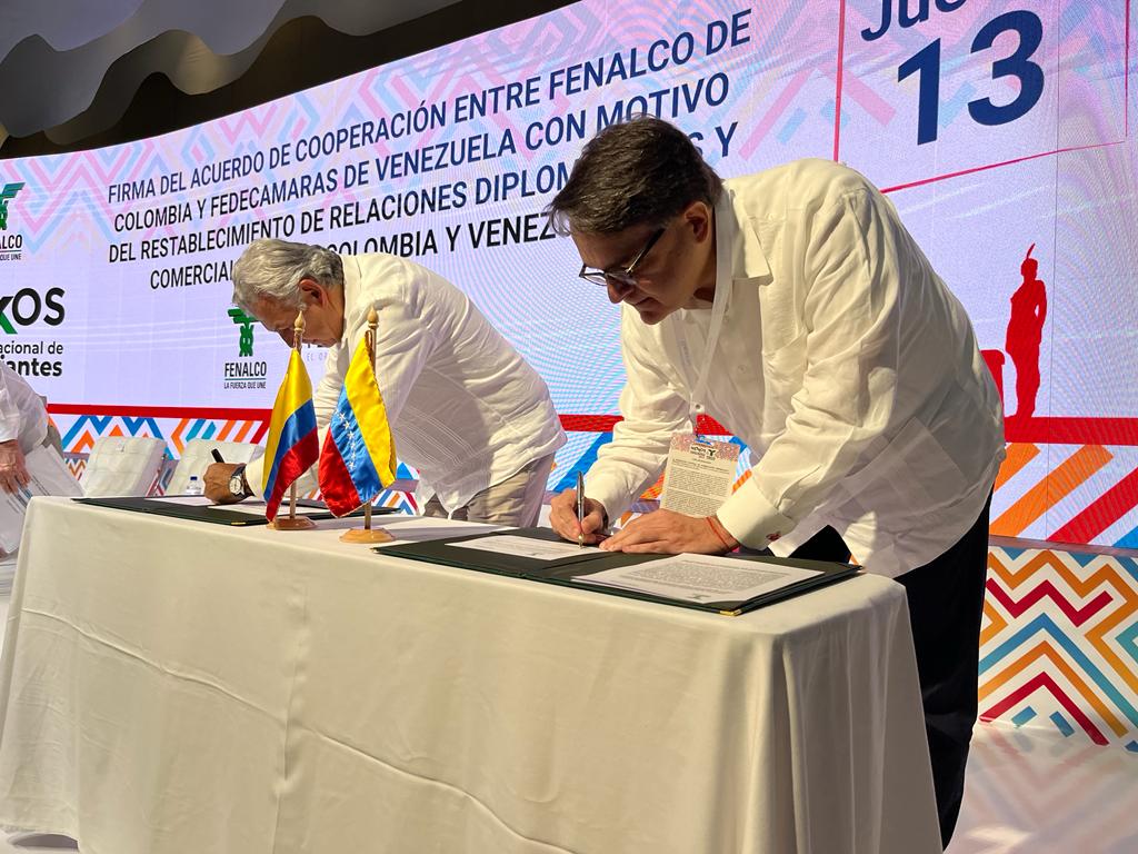 Firma de acuerdo comercial entre Fenalco y Fedecámaras. FOTO: Fedecámaras