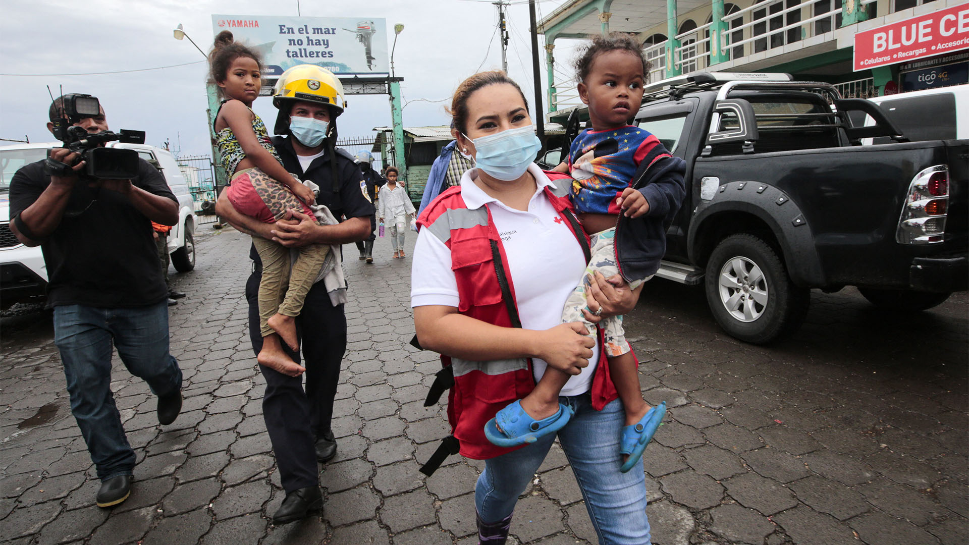 Equipos de rescate ayudan a evacuar a la gente (OSWALDO RIVAS / AFP)