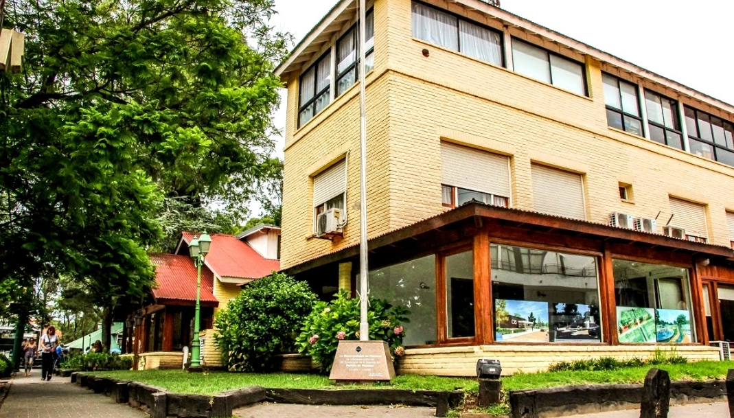 Escándalo en Pinamar: filmaron a la tesorera municipal llevándose el dinero de la recaudación y fue desvinculada de su cargo