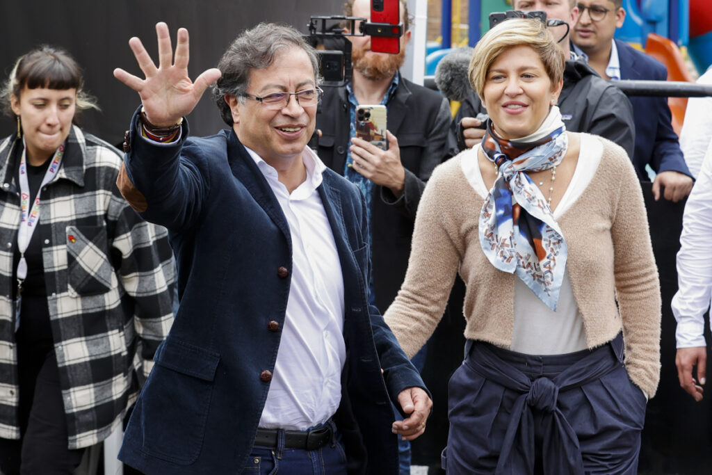 Gustavo Petro y Verónica Alcocer votando en la segunda vuelta de las elecciones presidenciales que le dieron la victoria al hoy jefe de Estado. EFE/Mauricio Dueñas Castañeda
