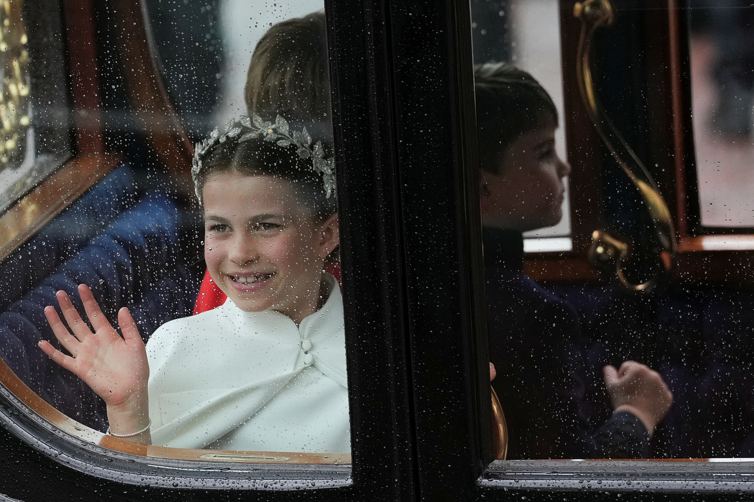 La princesa Charlotte de Gran Bretaña hace gestos, mientras viaja con el príncipe Louis y el príncipe George, después de la ceremonia de coronación del rey Carlos y la reina Camila de Gran Bretaña, en Londres, Gran Bretaña, el 6 de mayo de 2023. REUTERS/Maja Smiejkowska