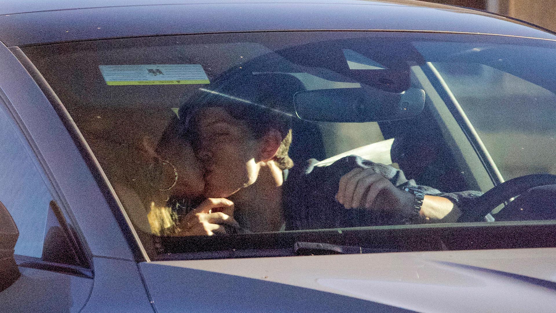 Romance confirmado: las fotos de Zendaya y Tom Holland besándose en el auto  del actor - Infobae