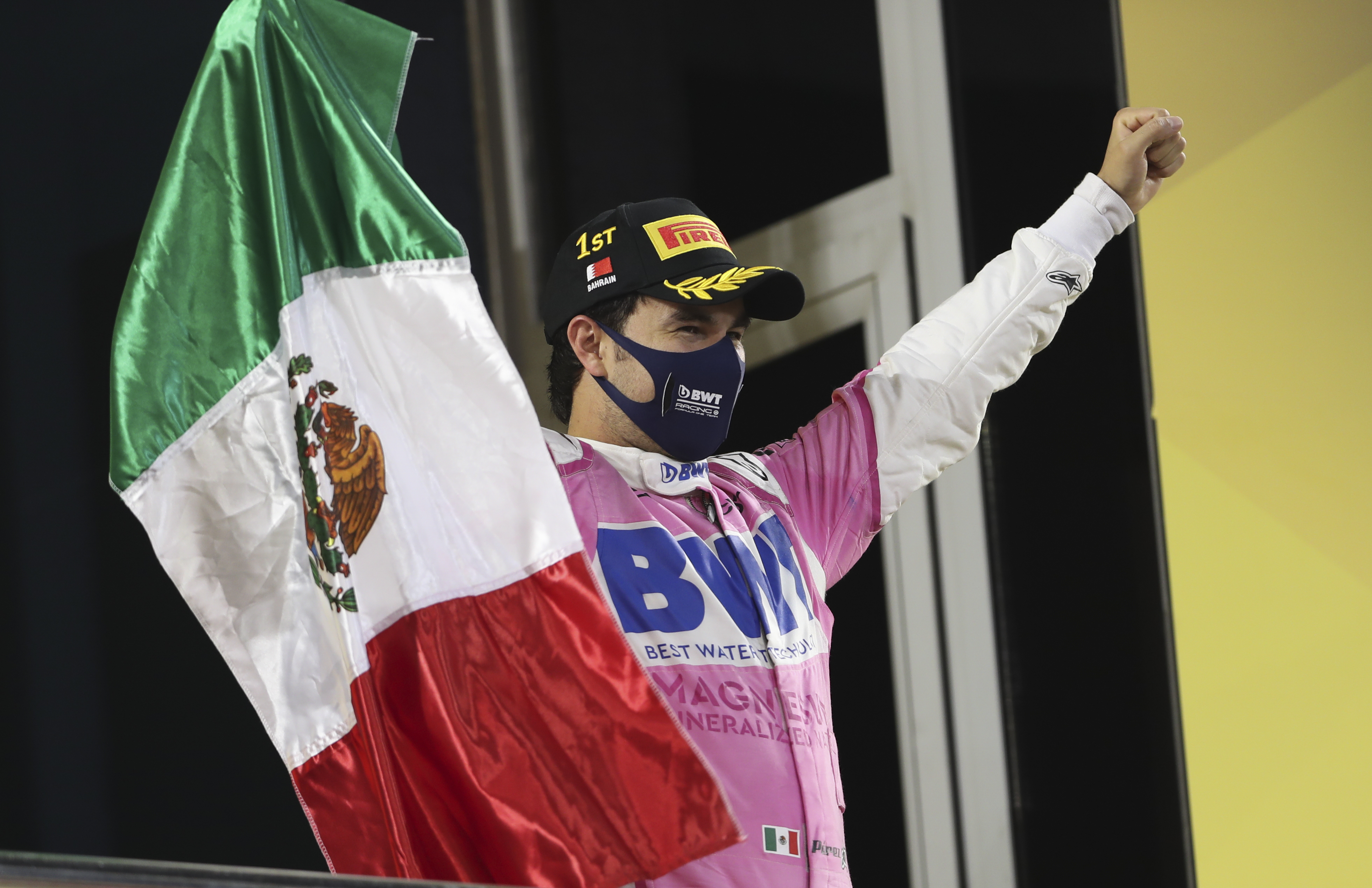 El piloto de Racing Point Sergio Pérez de México celebra su victoria en el Gran Premio de Fórmula 1 de Sakhir, Baréin el domingo 6 de diciembre de 2020.