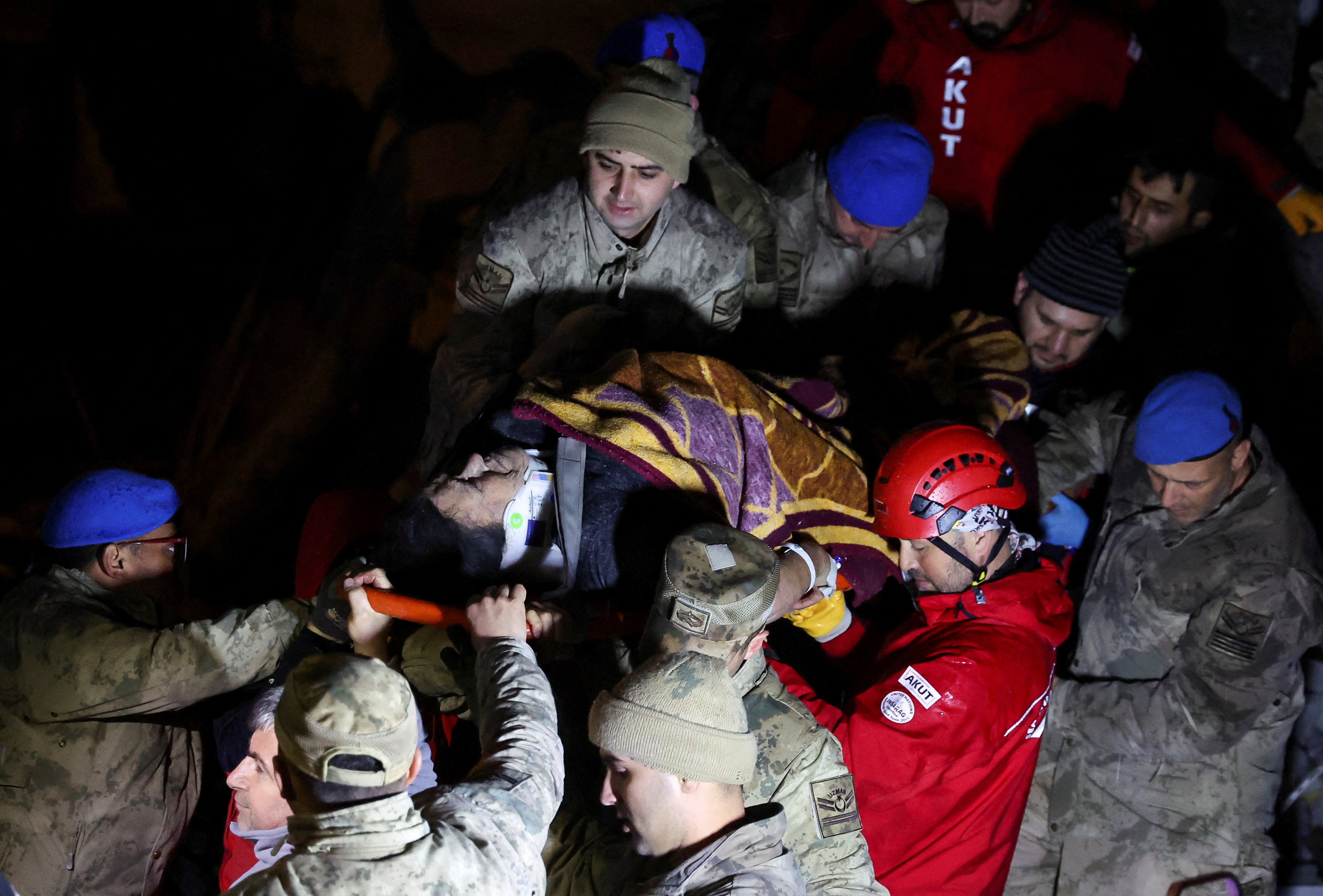 El rescate de un hombre en Iskenderun, Turquía (REUTERS/Umit Bektas)