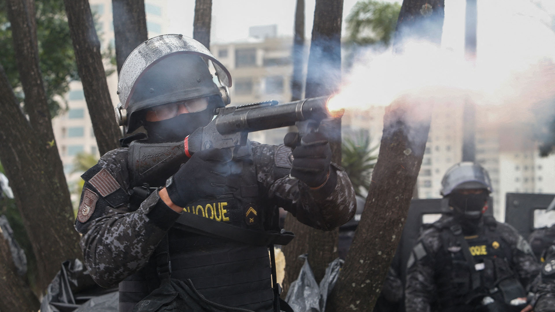 Un policía antidisturbios dispara gases lacrimógenos contra los partidarios del presidente Jair Bolsonaro para despejar un bloqueo en la carretera Castelo Branco, en las afueras de Sao Paulo, Brasil.