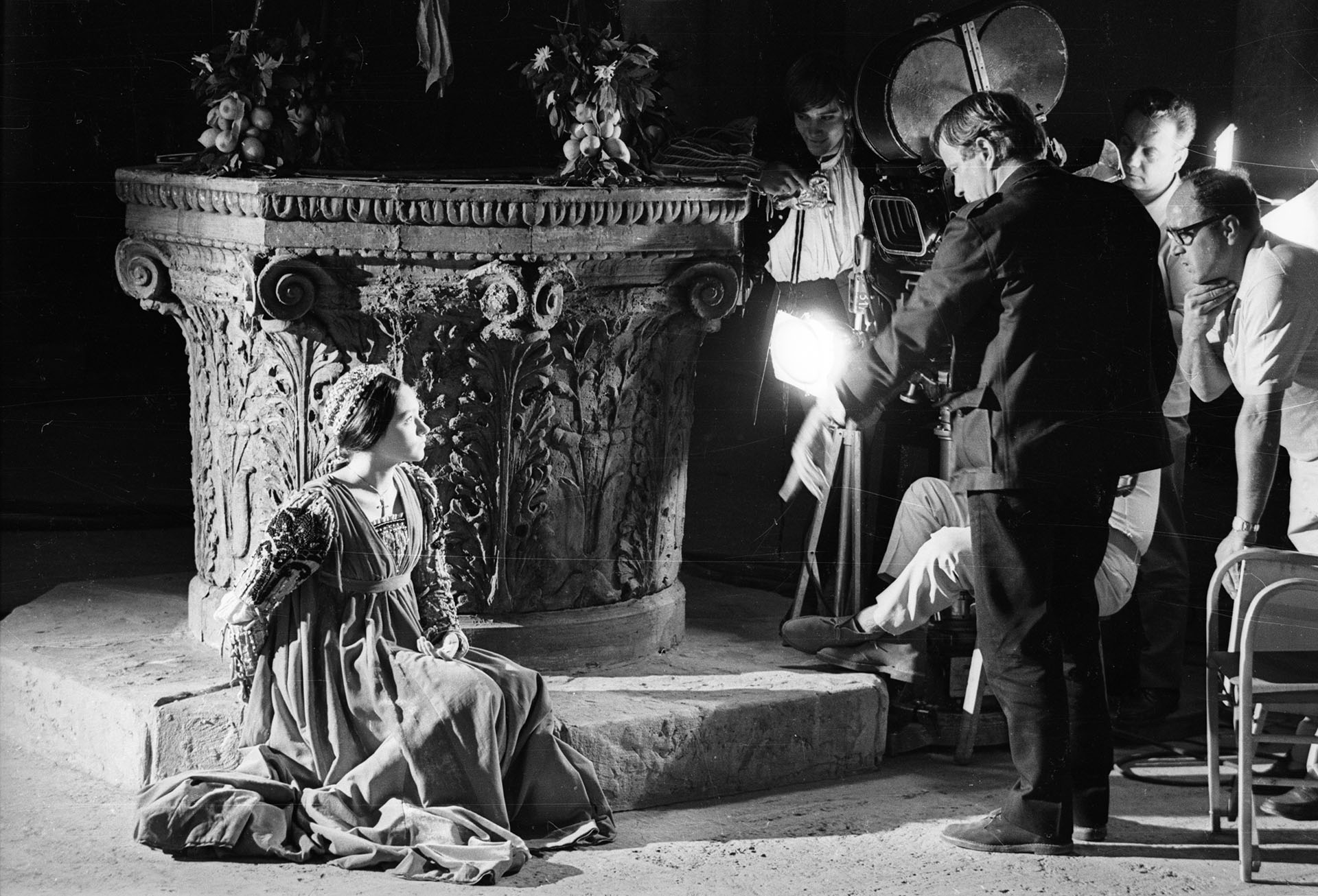 3 de julio de 1967: Franco Zeffirelli dirige a la actriz inglesa Olivia Hussey en una versión cinematográfica de 'Romeo y Julieta' de Shakespeare. (Foto de Larry Ellis/Express/Getty Images)
