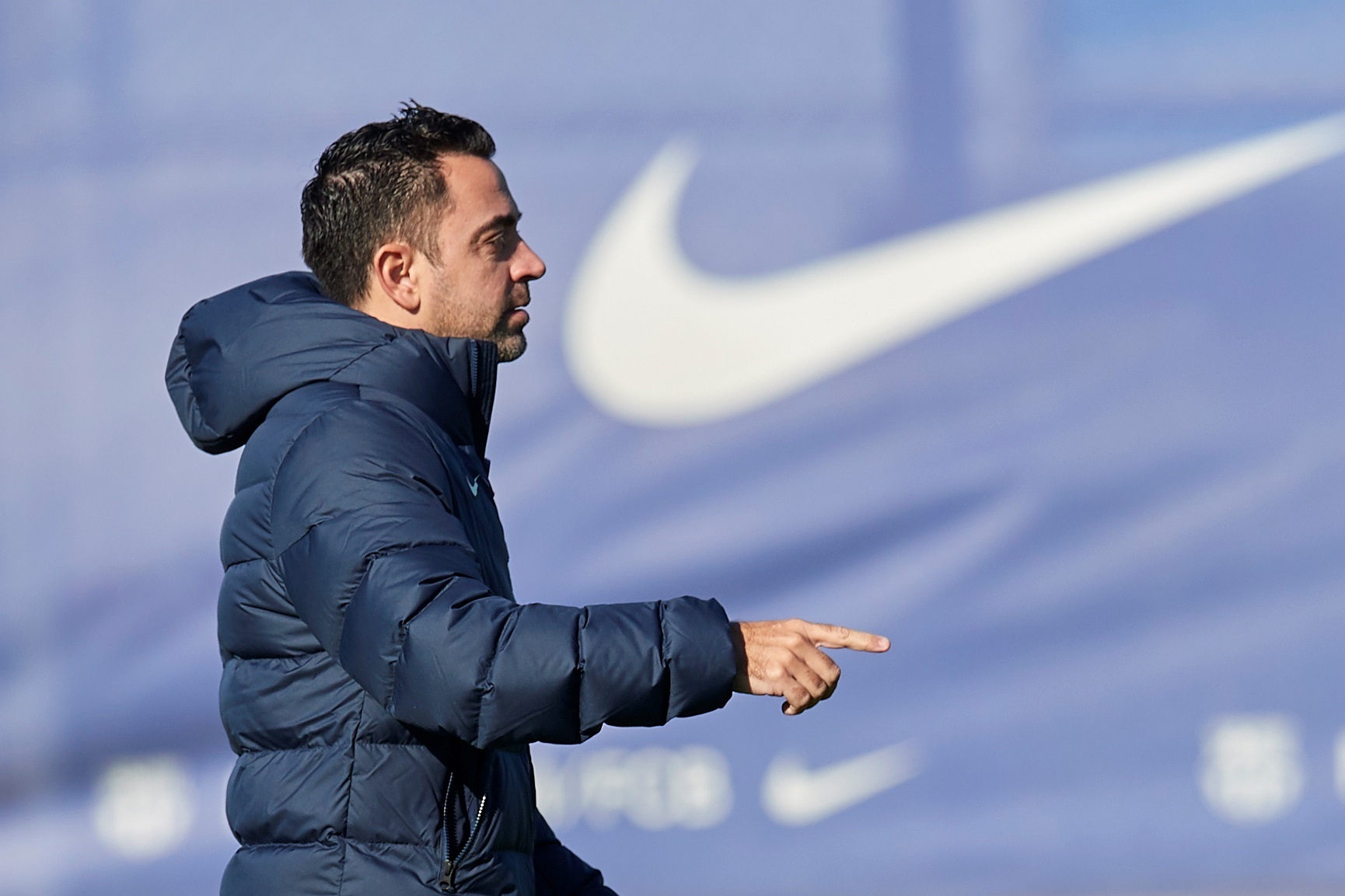 El entrenador del FC Barcelona, Xavi Hernández, durante el entrenamiento que el equipo azulgrana ha realizado en la ciudad deportiva Joan Gamper de cara al partido que mañana disputarán ante el Villarreal. EFE/Alejandro García.
