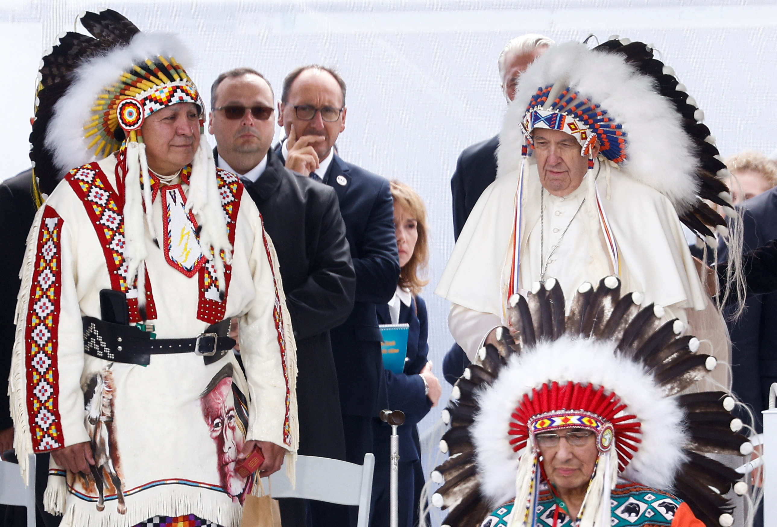 Representantes de los pueblos indígenas de Canadá le entregaron al papa Francisco la tradicional corona de plumas, utilizadas por los líderes de esas comunidades (REUTERS/Guglielmo Mangiapane)