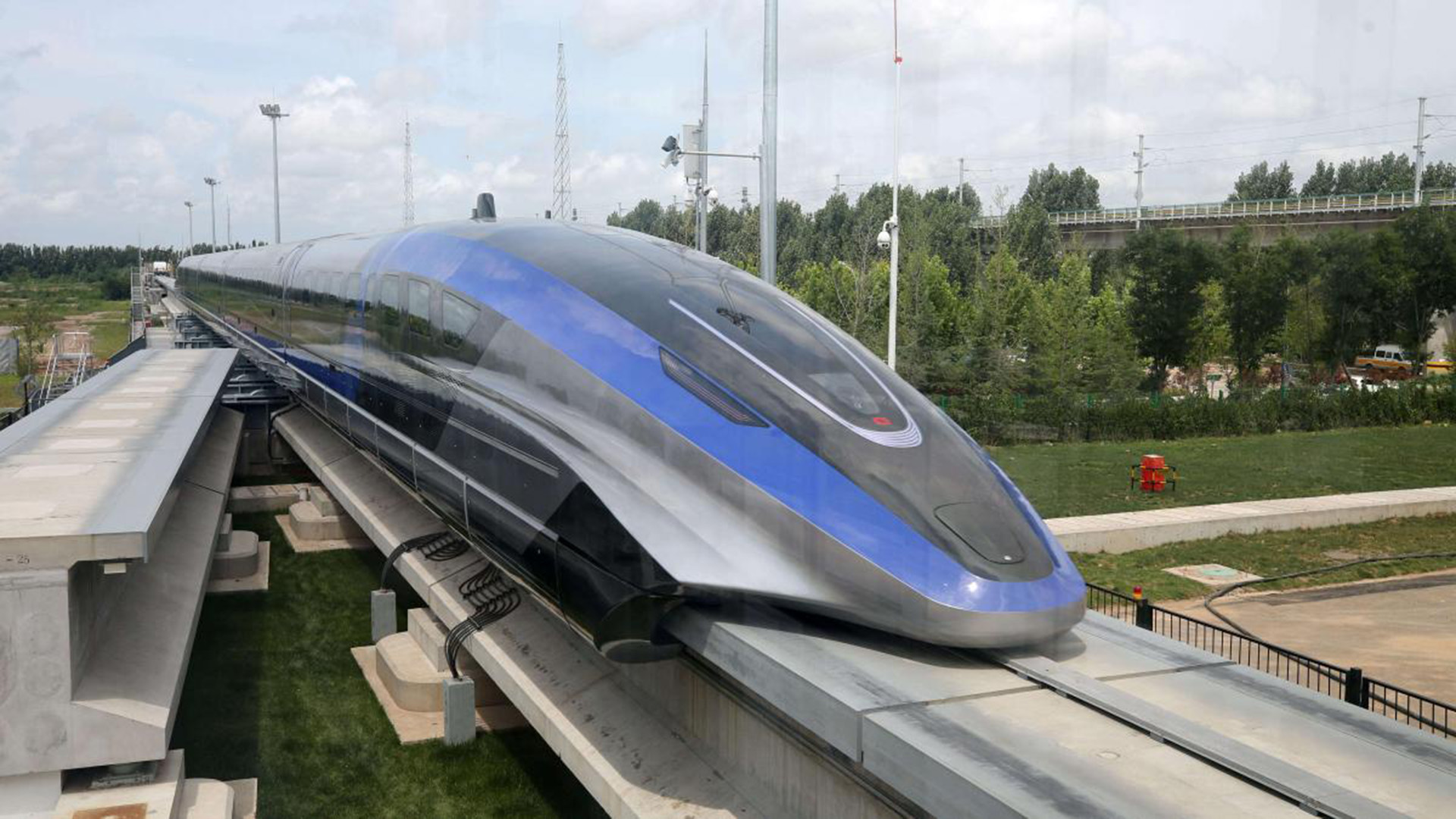 En julio de 2021 la empresa estatal china CRRC presentó el MagLev, un tren que no apoya en el riel sino que va suspendido por magnetismo